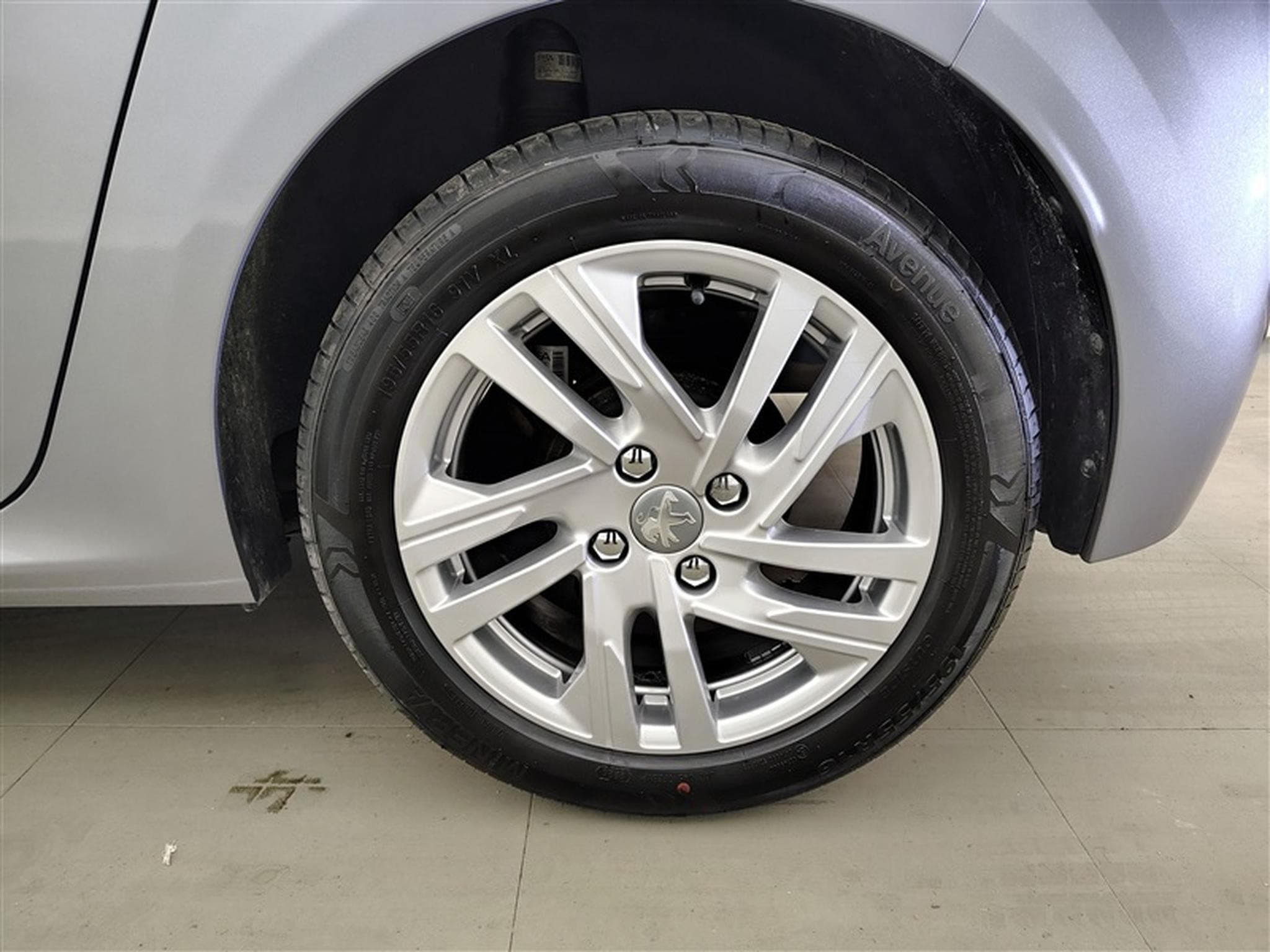 Peugeot 208 1.2i PureTech Allure Pack (2020) - Photo 6