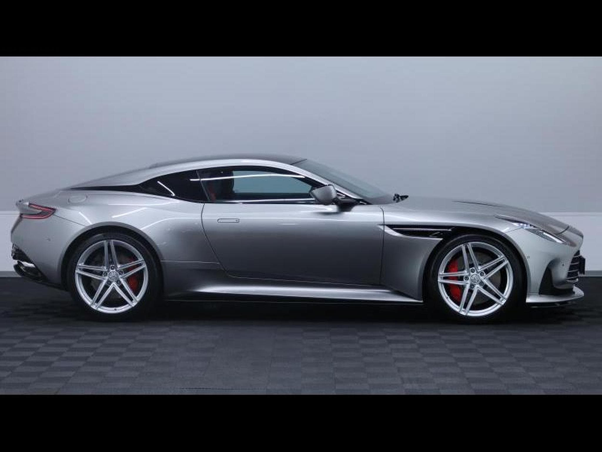 Aston-Martin DB12 4.0 V8 Coupé (2024) - Photo 4