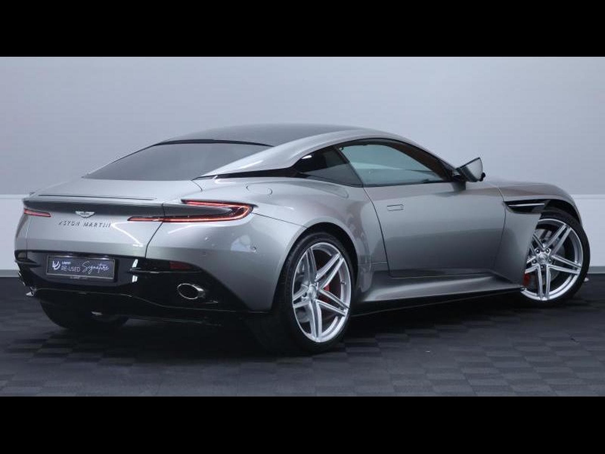Aston-Martin DB12 4.0 V8 Coupé (2024) - Photo 5