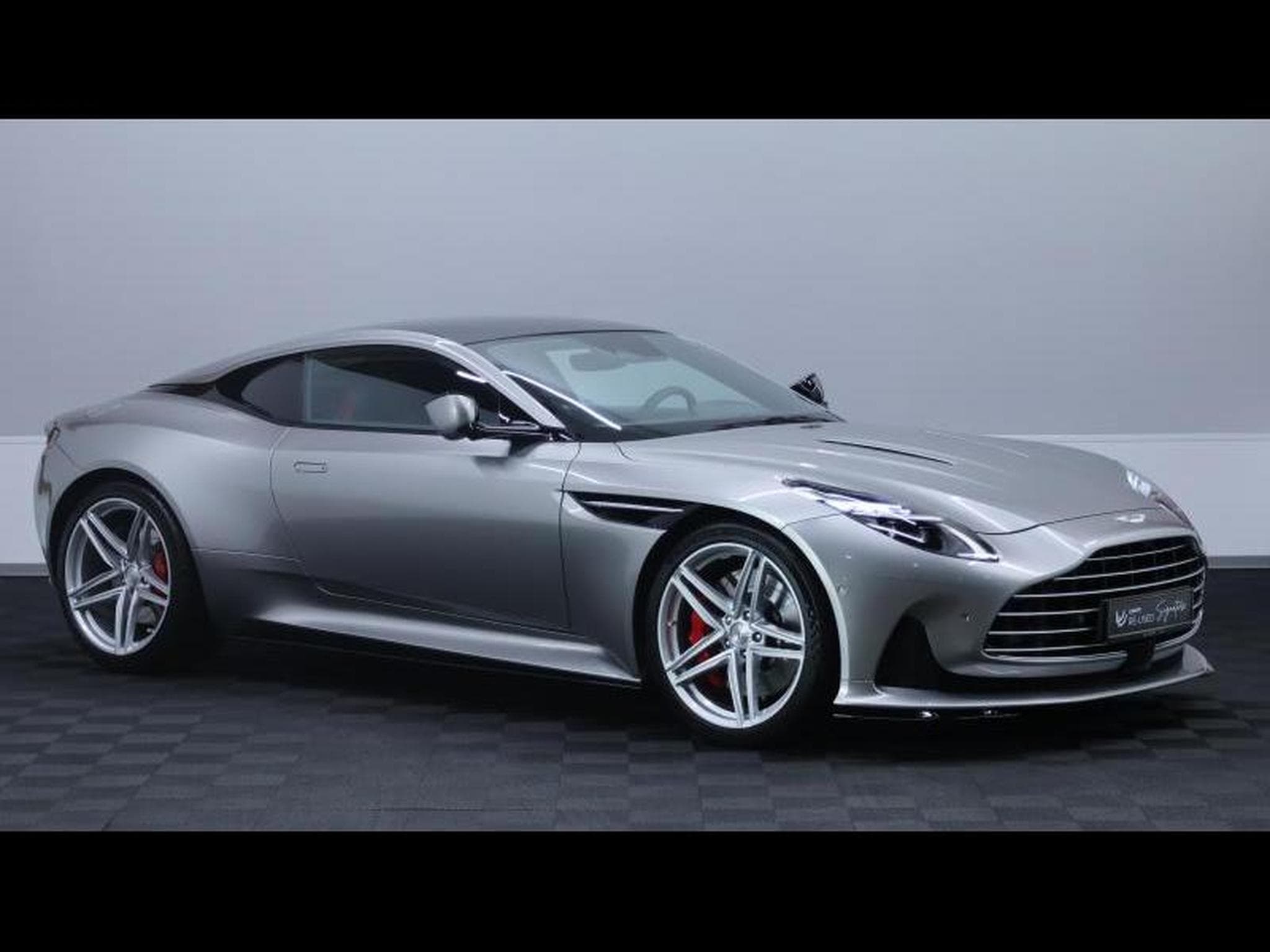 Aston-Martin DB12 4.0 V8 Coupé (2024) - Photo 3
