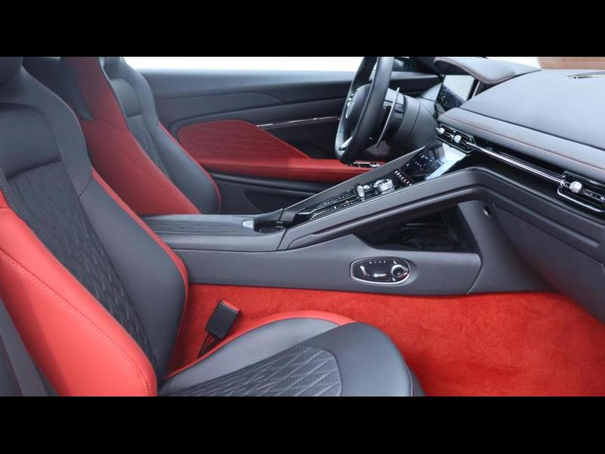 Aston-Martin DB12 4.0 V8 Coupé (2024) - Photo 12