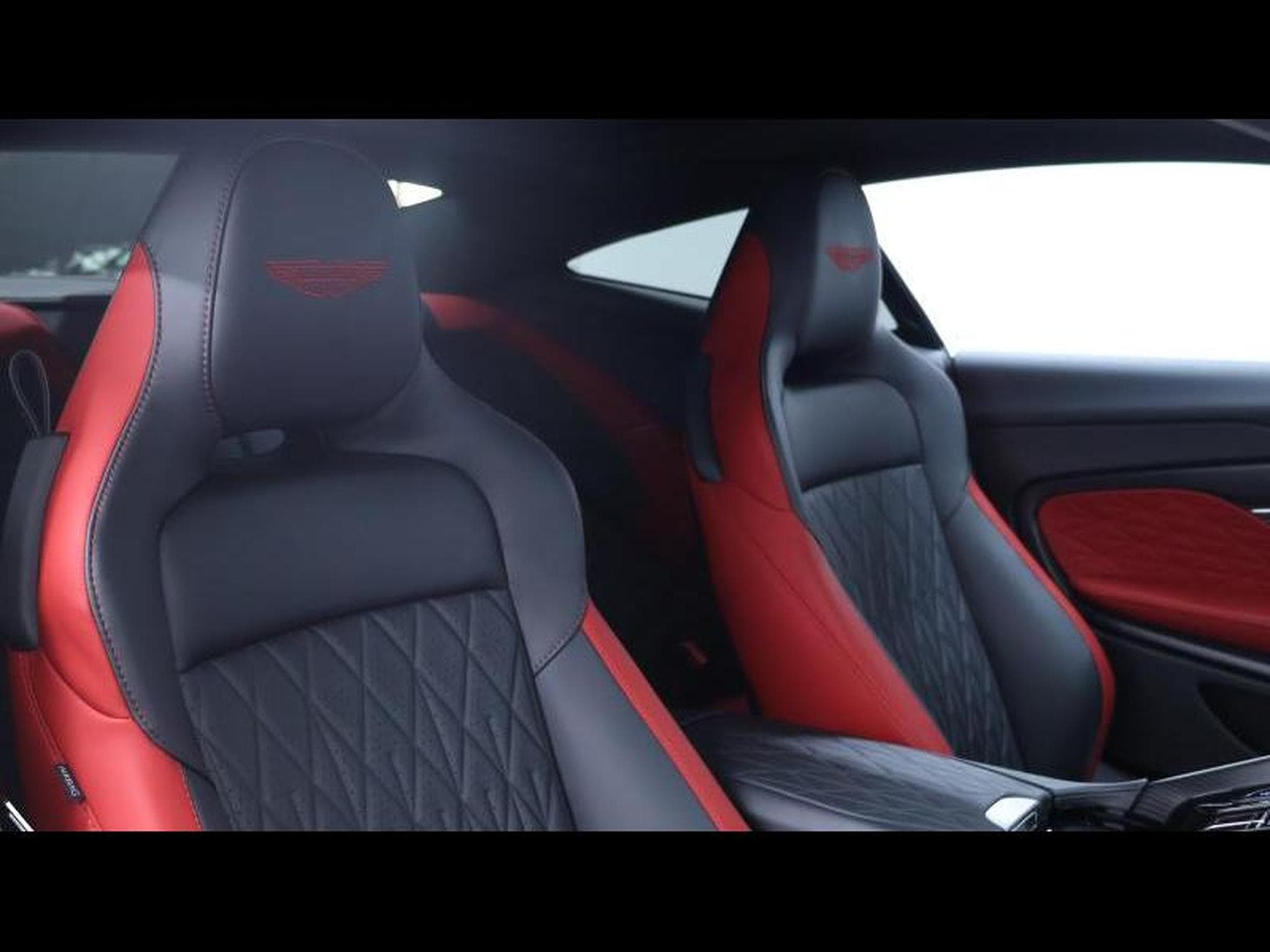 Aston-Martin DB12 4.0 V8 Coupé (2024) - Photo 13