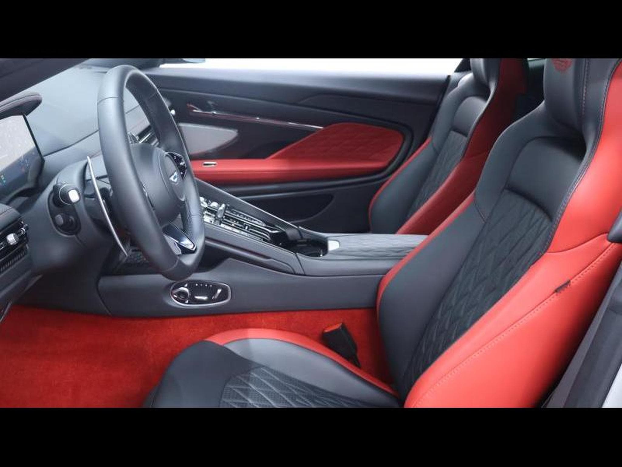 Aston-Martin DB12 4.0 V8 Coupé (2024) - Photo 16