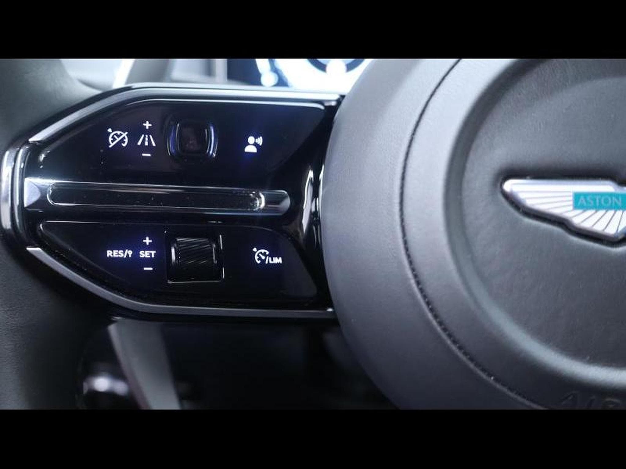 Aston-Martin DB12 4.0 V8 Coupé (2024) - Photo 25