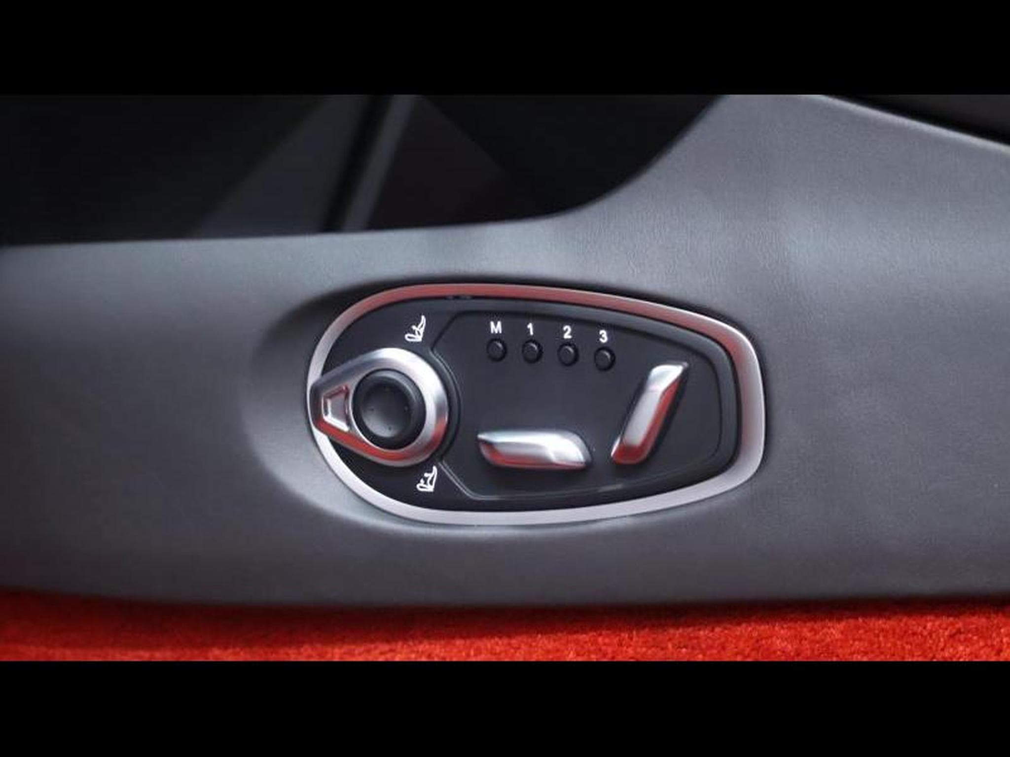 Aston-Martin DB12 4.0 V8 Coupé (2024) - Photo 36