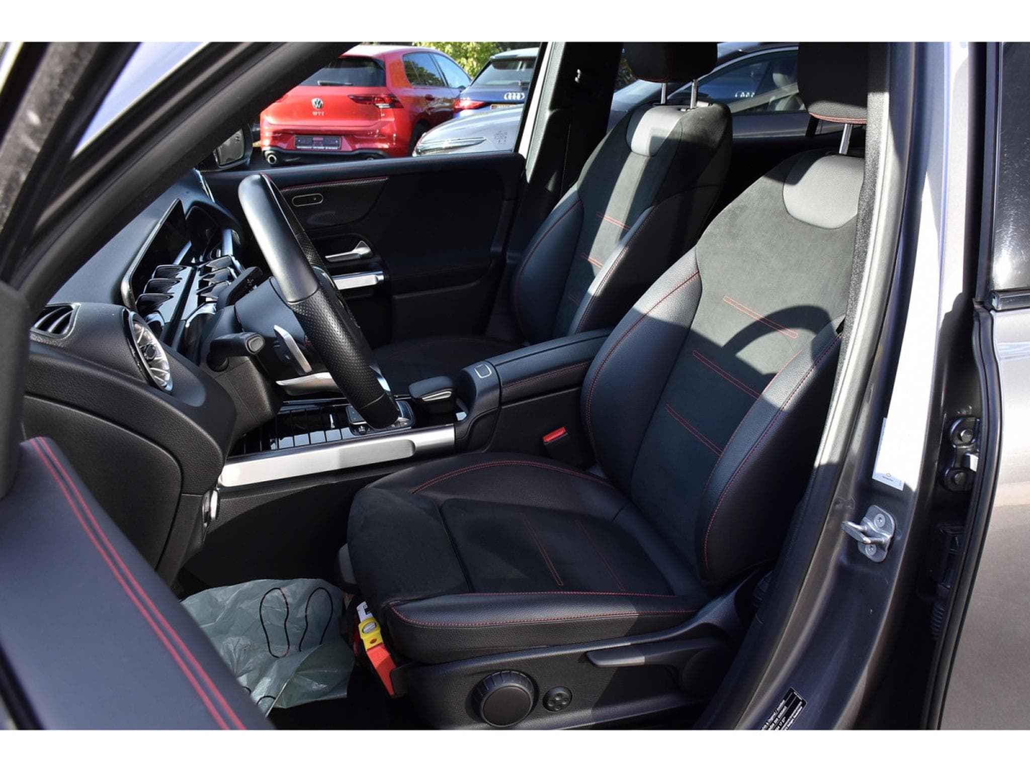 Mercedes GLB 180 d AMG Line 8G-DCT 7 PL. GPS LANE KEYLESS NIGHT (2023) - Foto 6