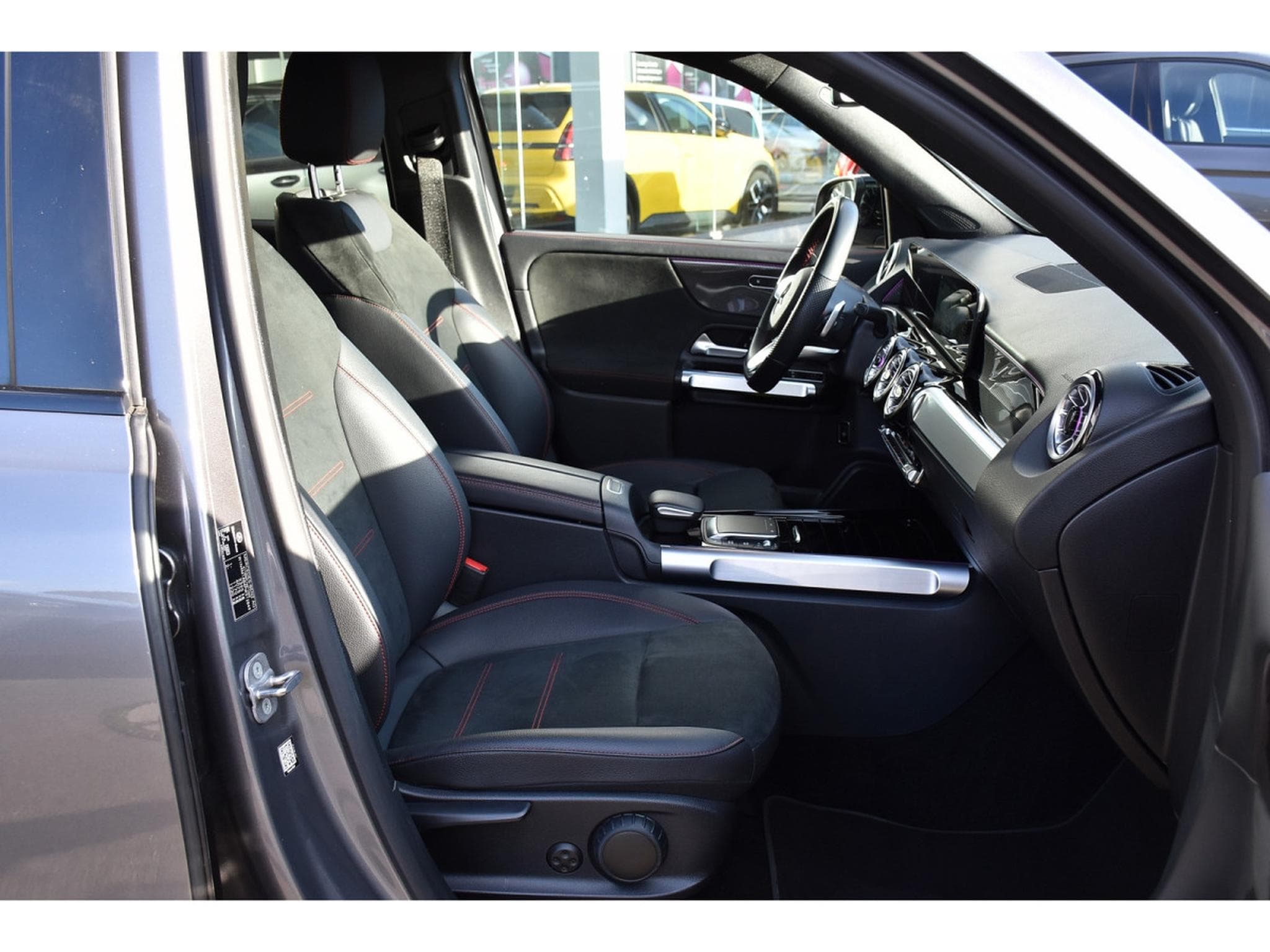 Mercedes GLB 180 d AMG Line 8G-DCT 7 PL. GPS LANE KEYLESS NIGHT (2023) - Foto 7