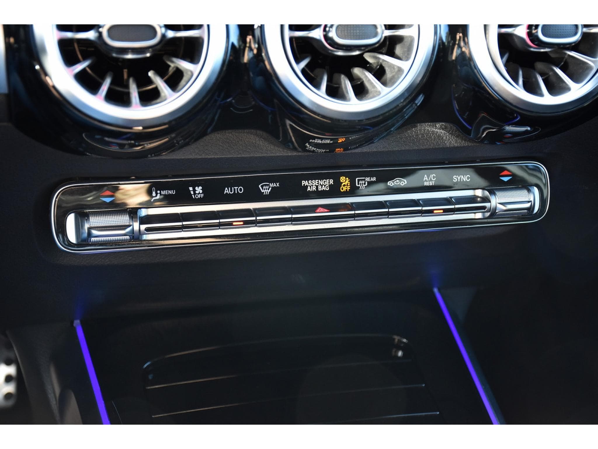 Mercedes GLB 180 d AMG Line 8G-DCT 7 PL. GPS LANE KEYLESS NIGHT (2023) - Foto 17
