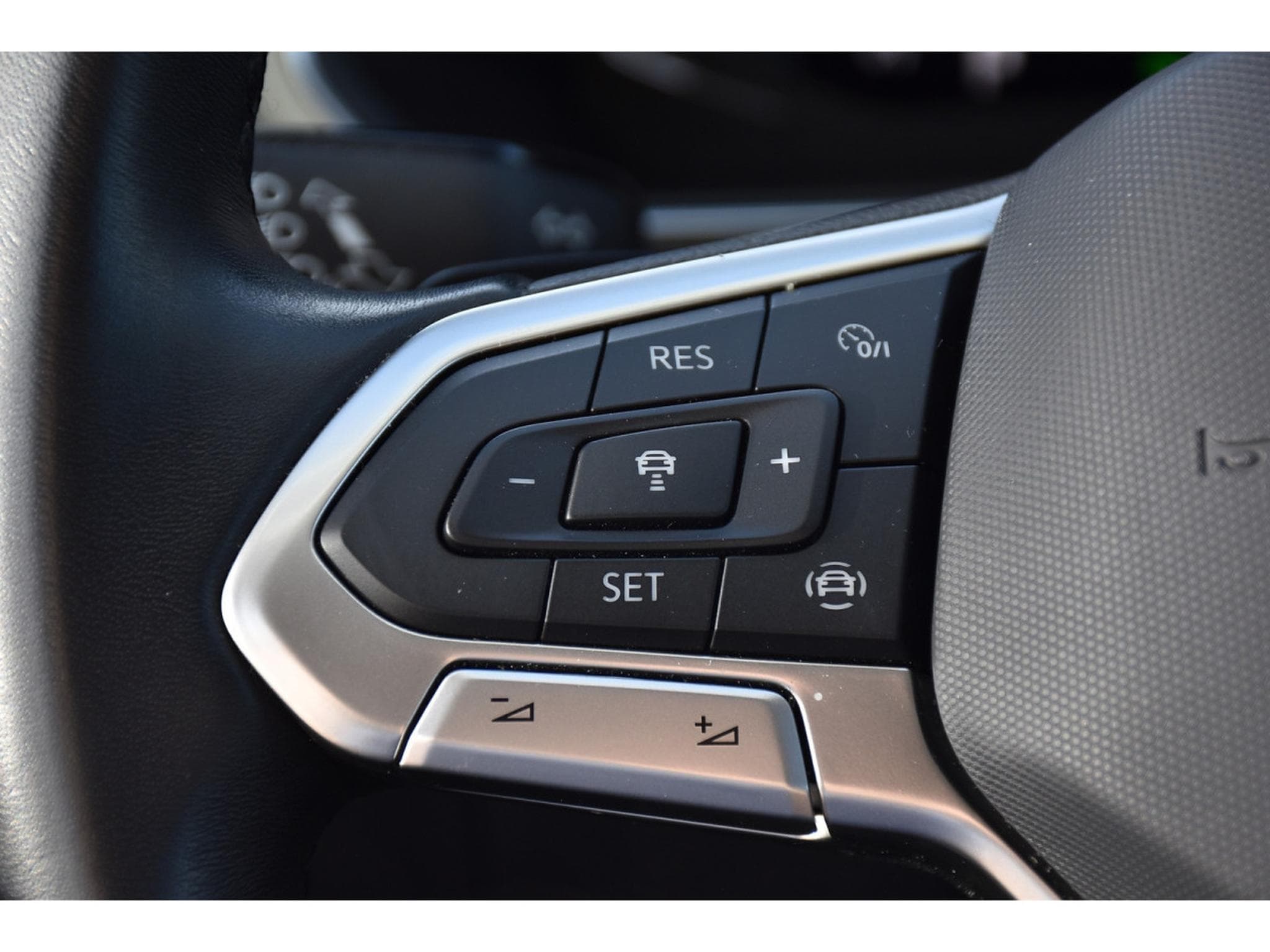 VW Tiguan 2.0 TDI 4Motion Elegance DSG ACC LANE KEYLESS 1° MAIN (2023) - Foto 18