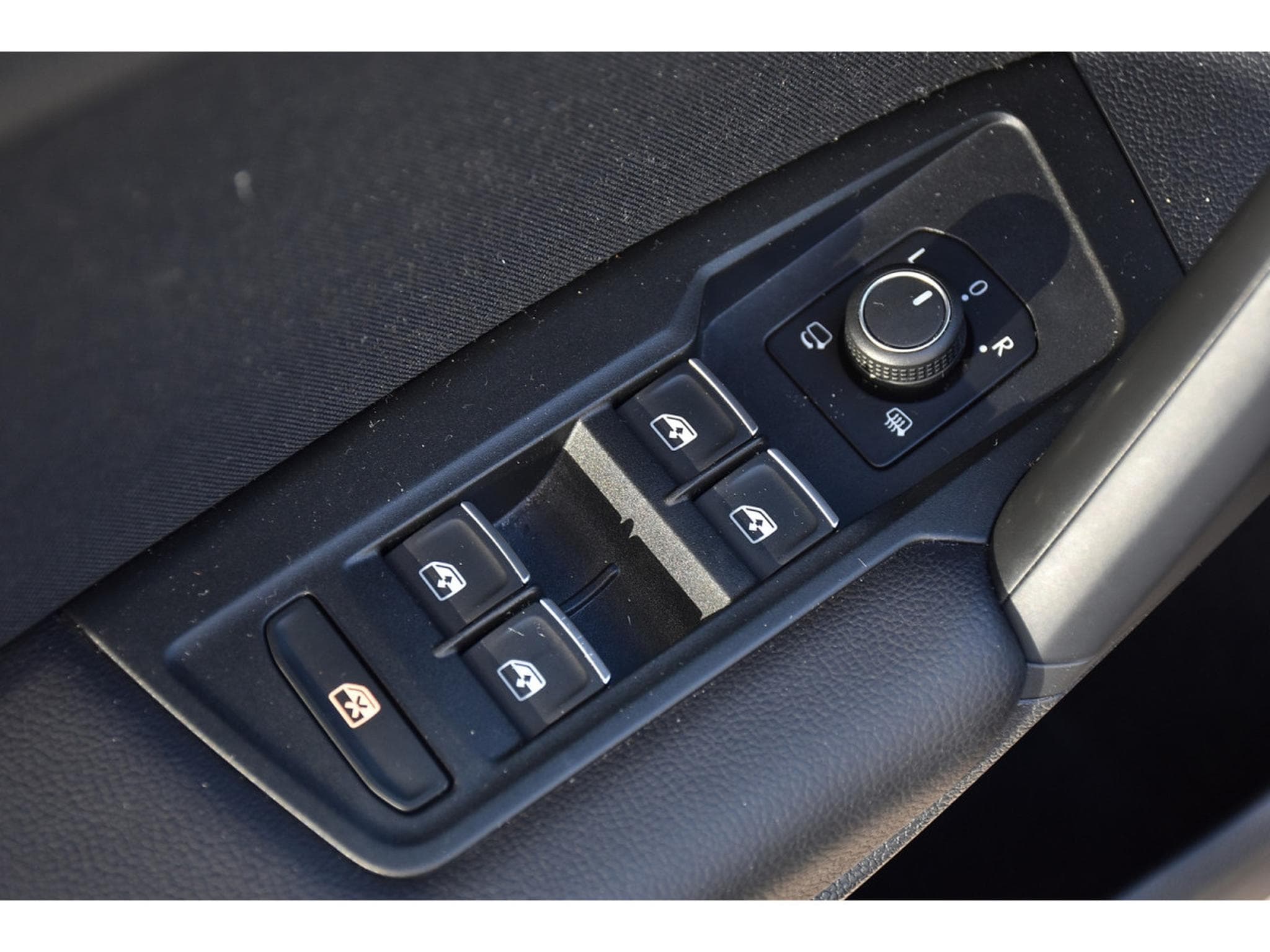 VW Tiguan 2.0 TDI 4Motion Elegance DSG ACC LANE KEYLESS 1° MAIN (2023) - Foto 20