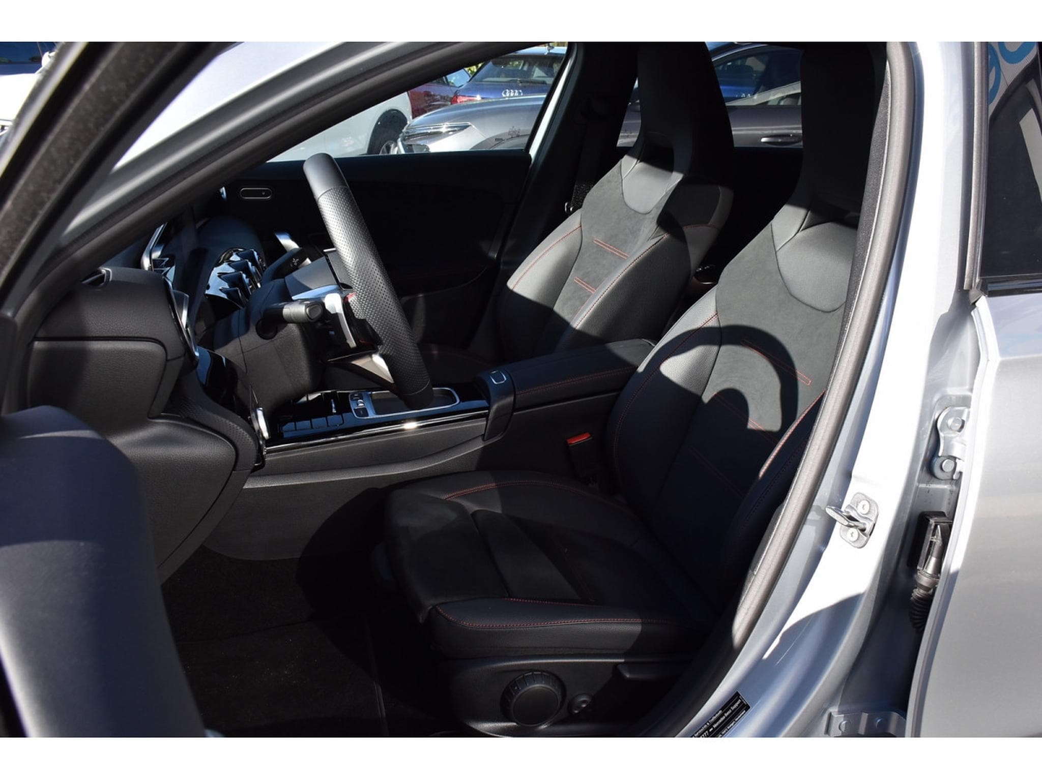Mercedes A 200 AMG Line 7G-Tronic ACC NIGHT CAM KEYLESS 1° MAIN (2025) - Foto 6