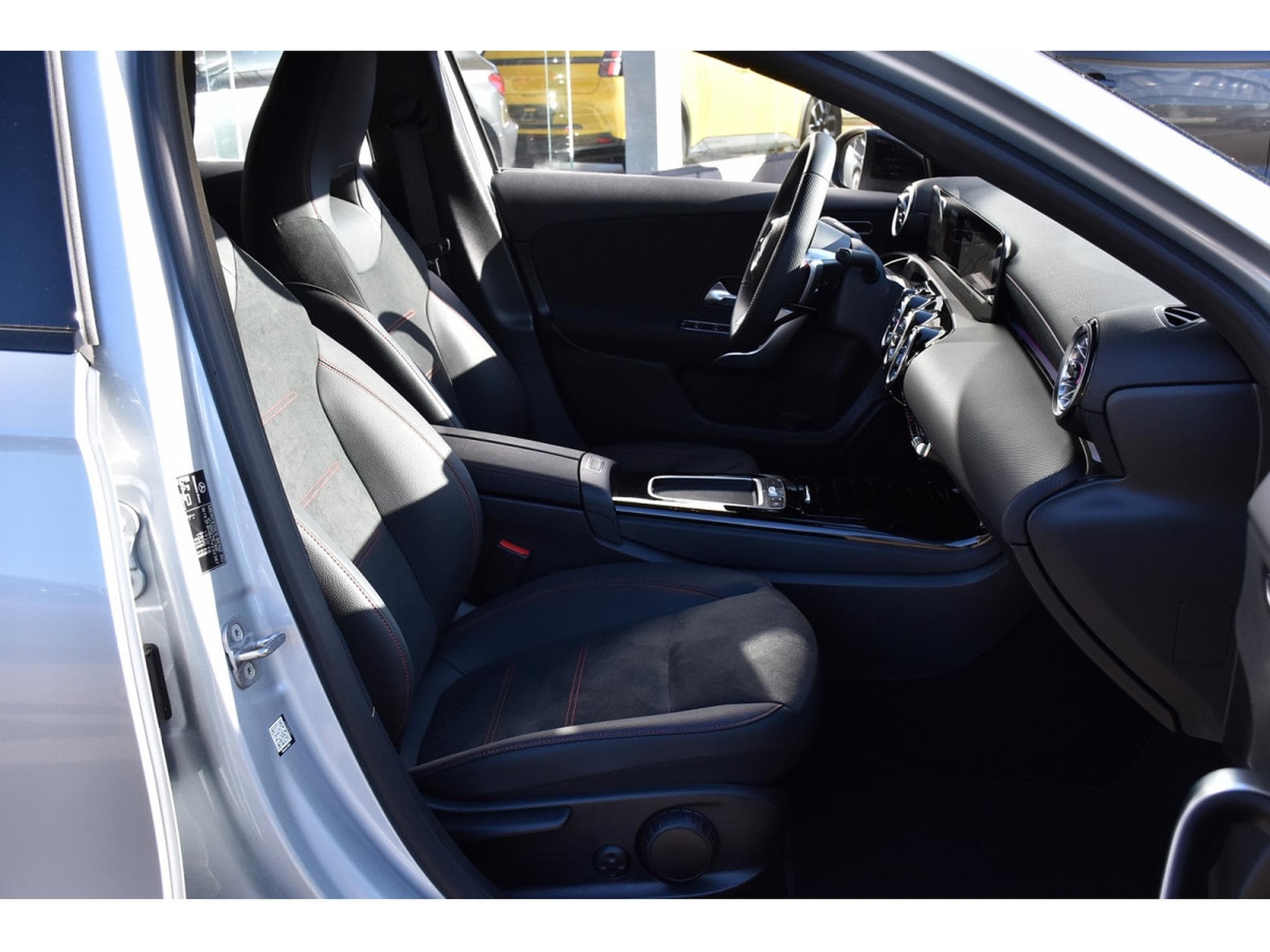 Mercedes A 200 AMG Line 7G-Tronic ACC NIGHT CAM KEYLESS 1° MAIN (2025) - Foto 7