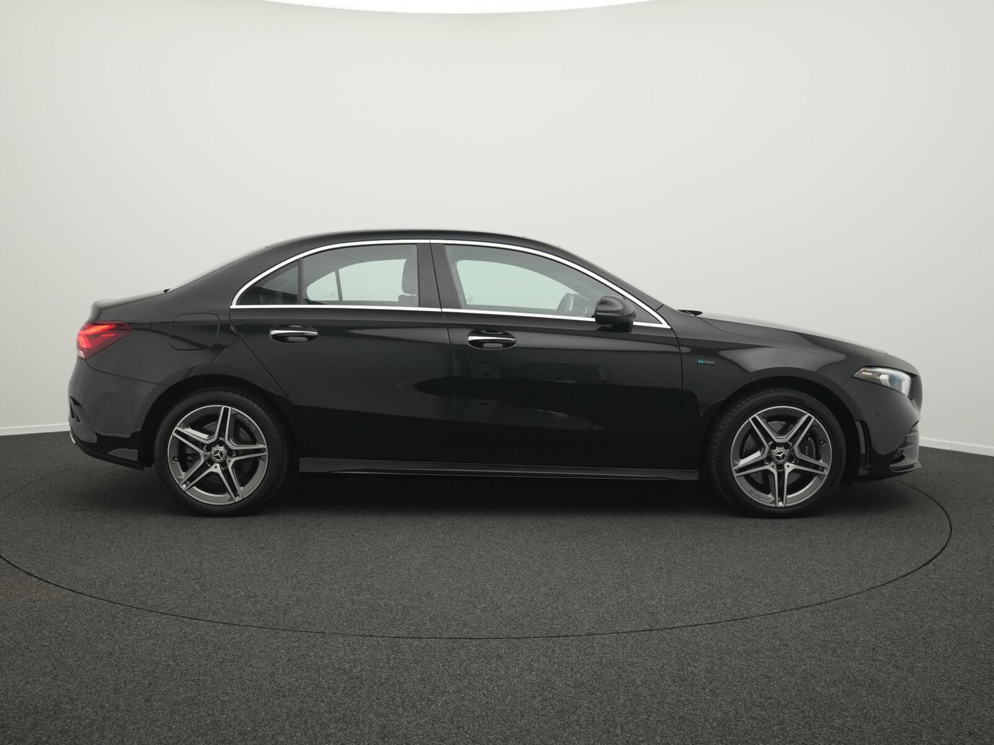 Mercedes A 250 e AMG-Line Lim LED+Pano+360°+Ambi (2021) - Photo 5