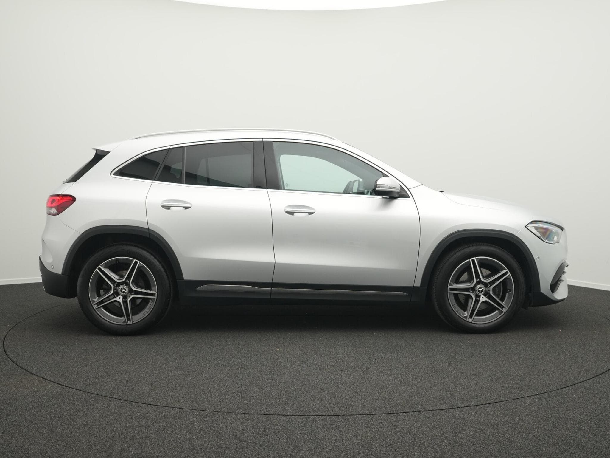 Mercedes GLA 180 AMG-Line Multi+Kamera+MBUX+Ambi+19" (2021) - Photo 5