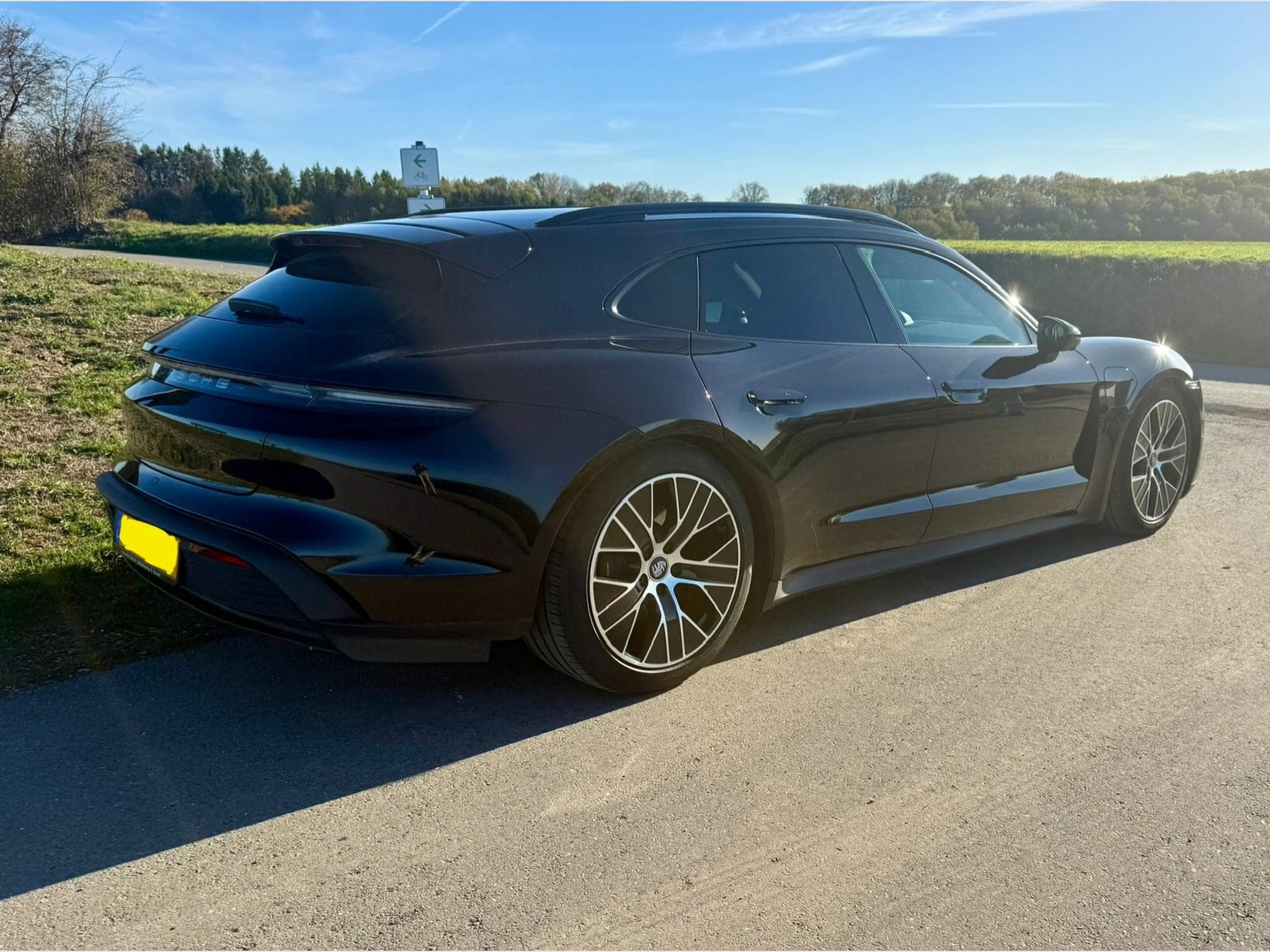Porsche Taycan Sportturismo (2023) - Photo 2