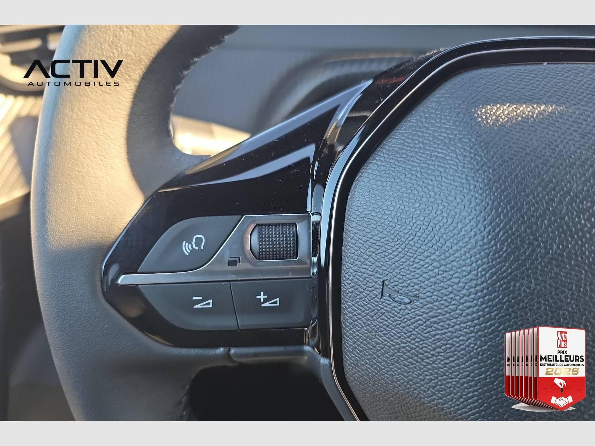 Peugeot 2008 Hybrid 145 e-DCS6 Allure (2026) - Foto 15