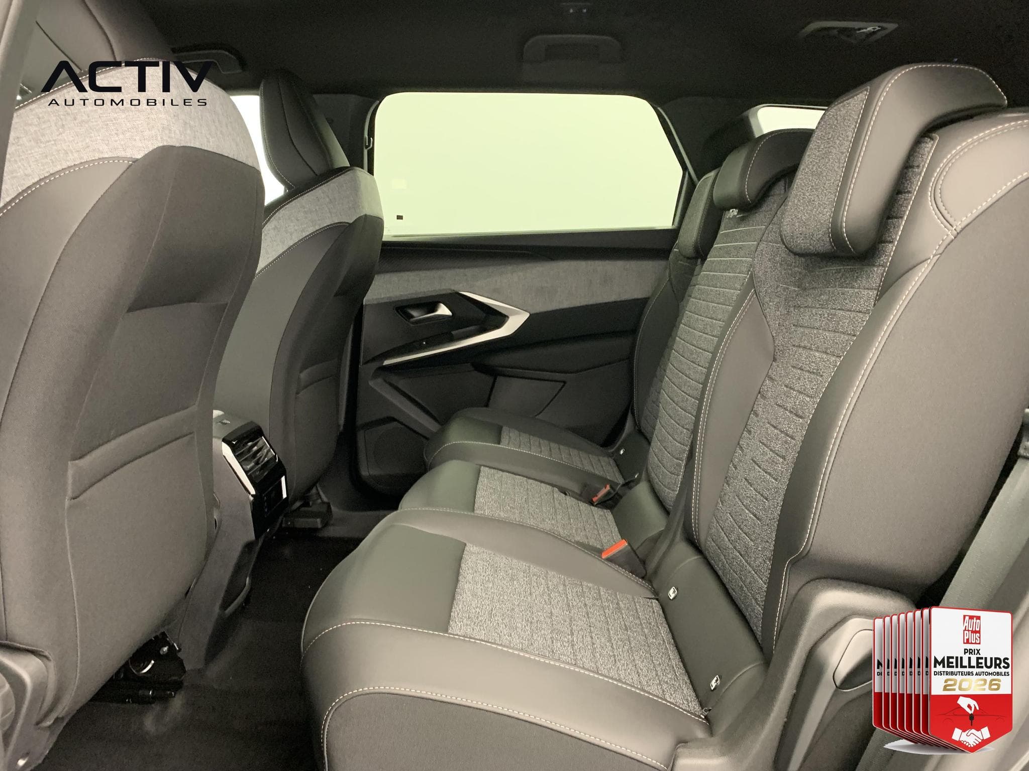 Peugeot 5008 Hybrid 145 e-DCS6 Allure (2026) - Foto 18