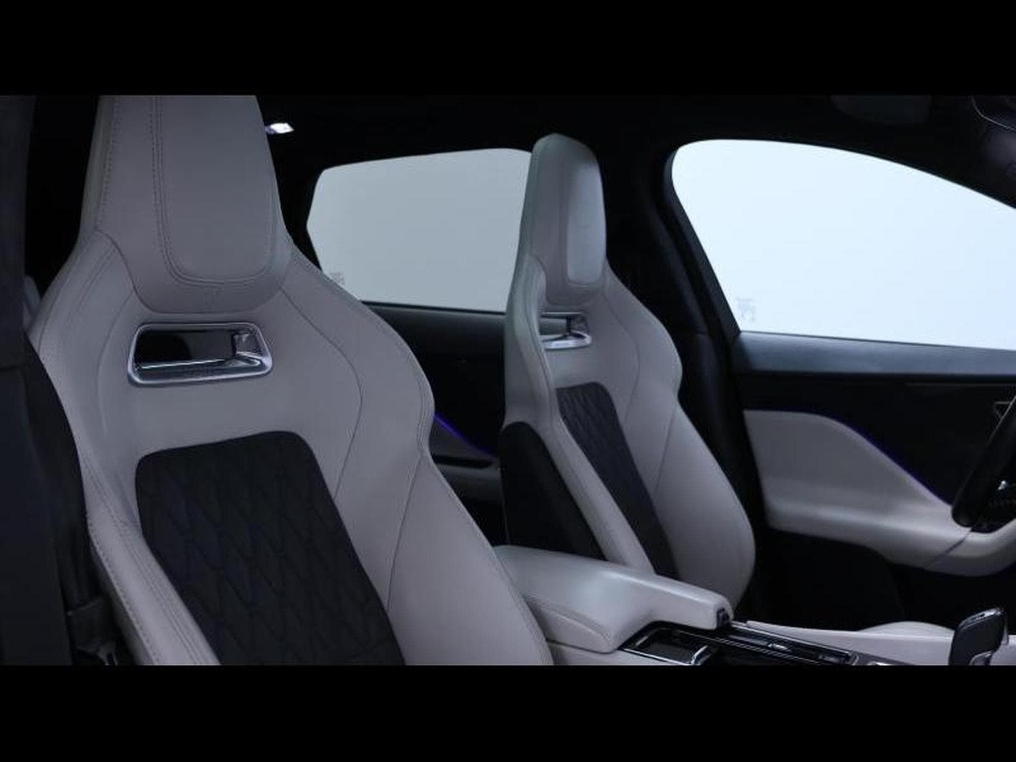 Jaguar F-Pace 5.0 V8 550ch SV paint (2020) - Photo 16