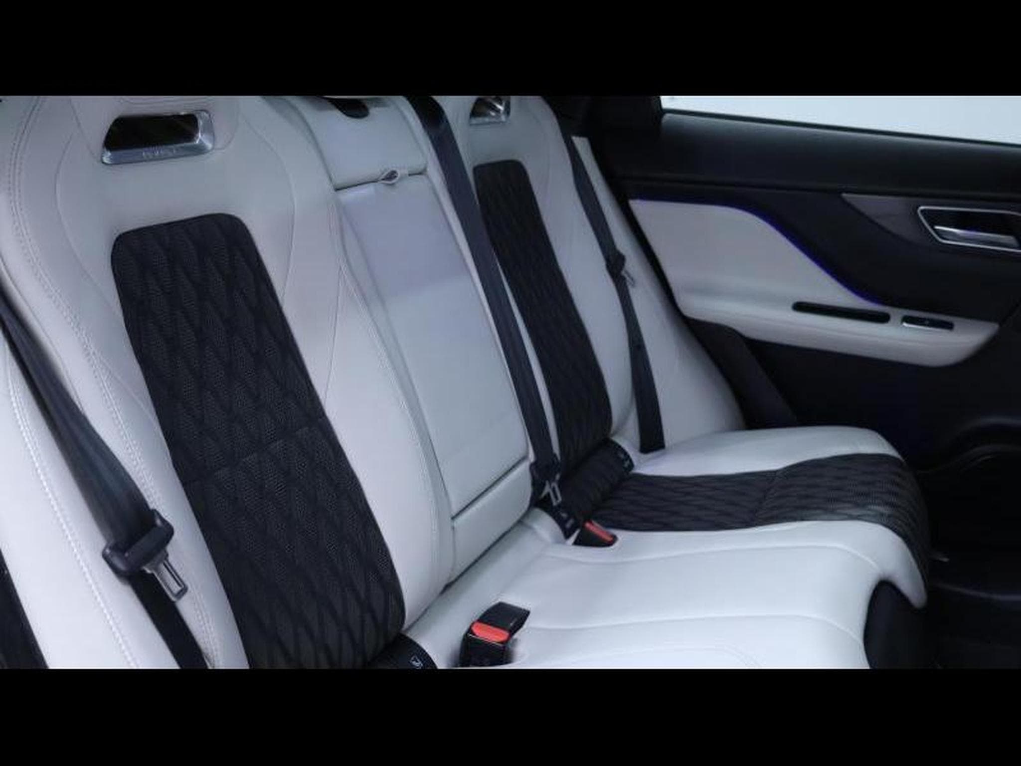 Jaguar F-Pace 5.0 V8 550ch SV paint (2020) - Photo 17