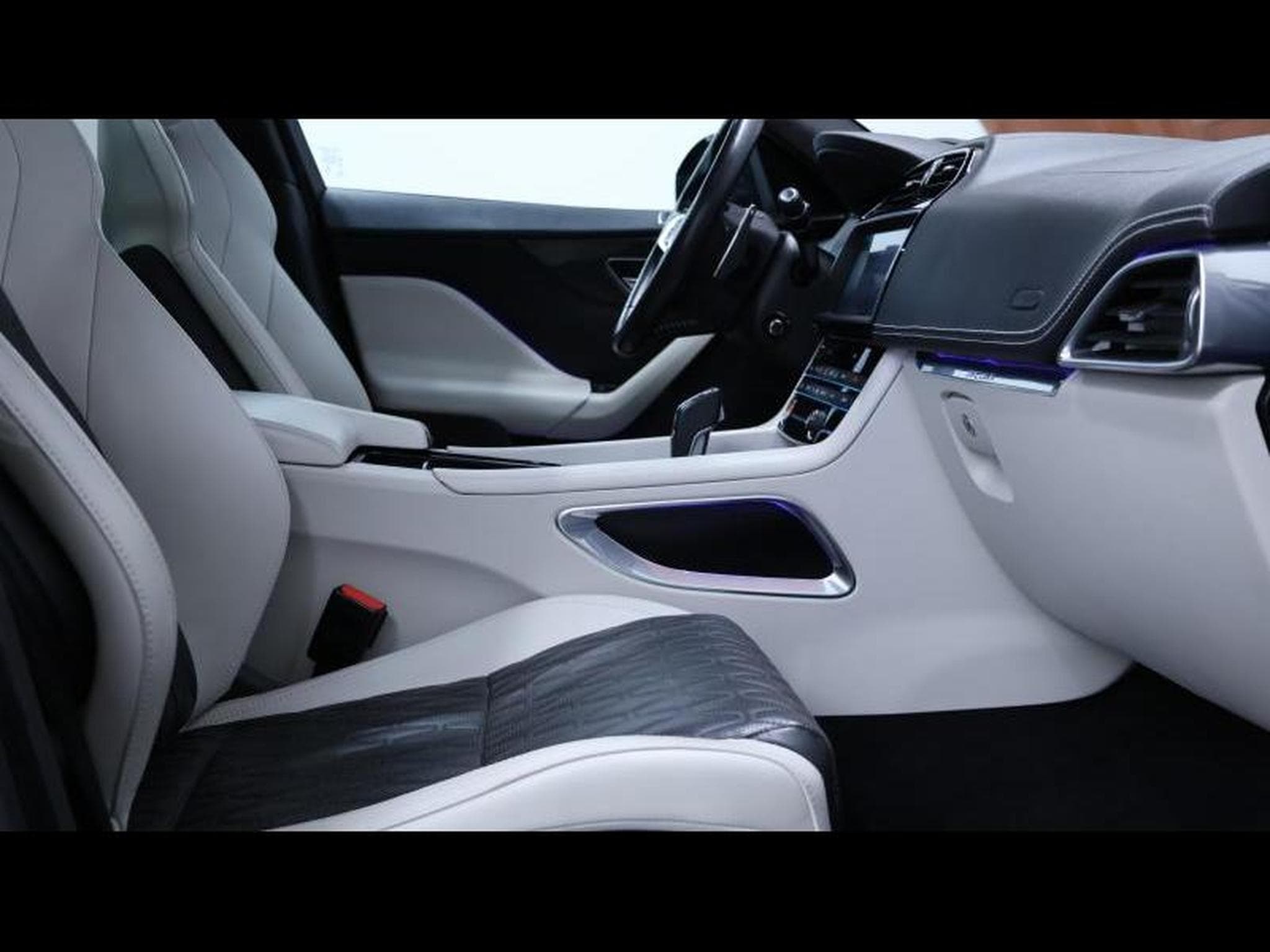 Jaguar F-Pace 5.0 V8 550ch SV paint (2020) - Photo 15