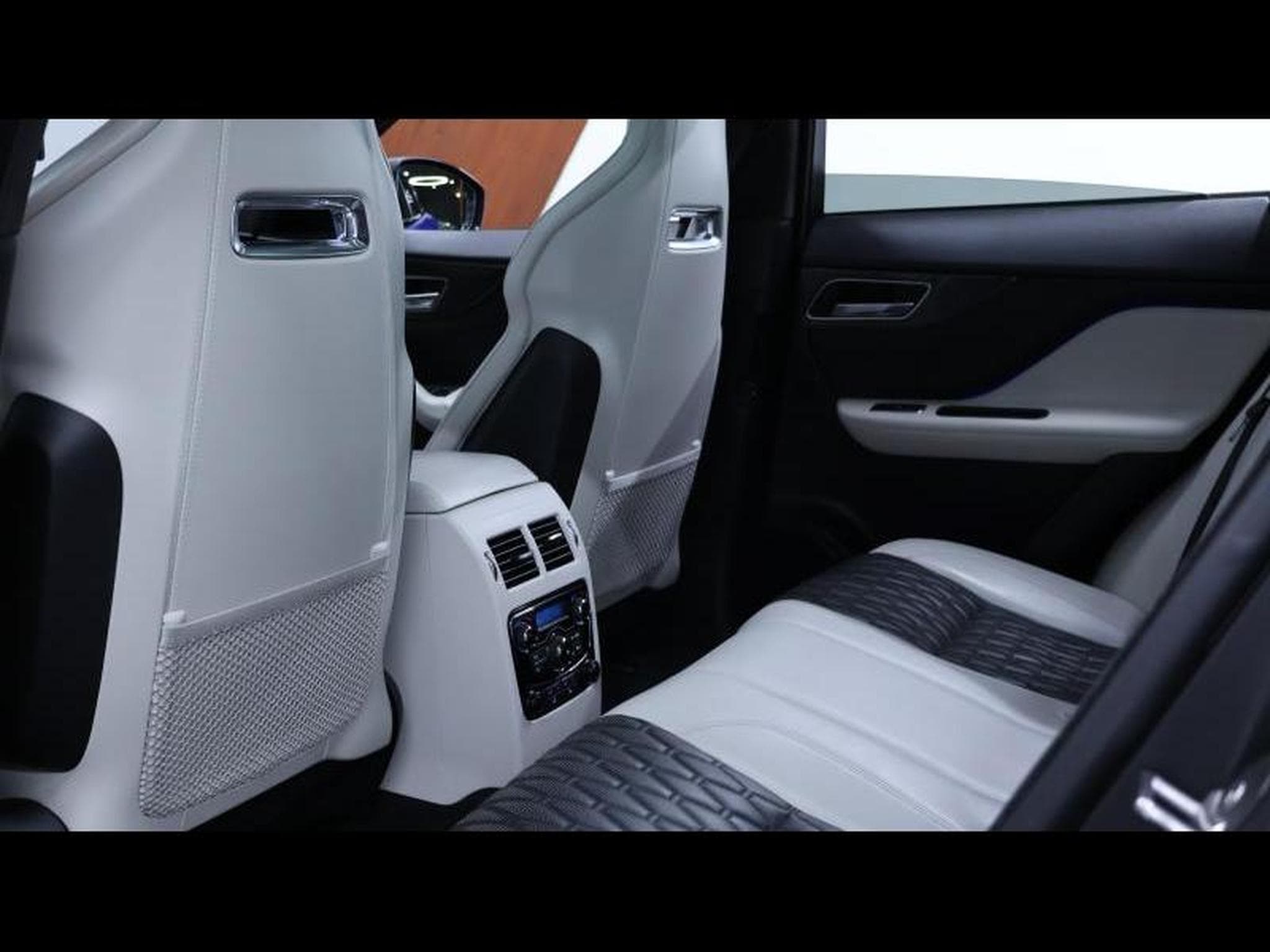 Jaguar F-Pace 5.0 V8 550ch SV paint (2020) - Photo 21