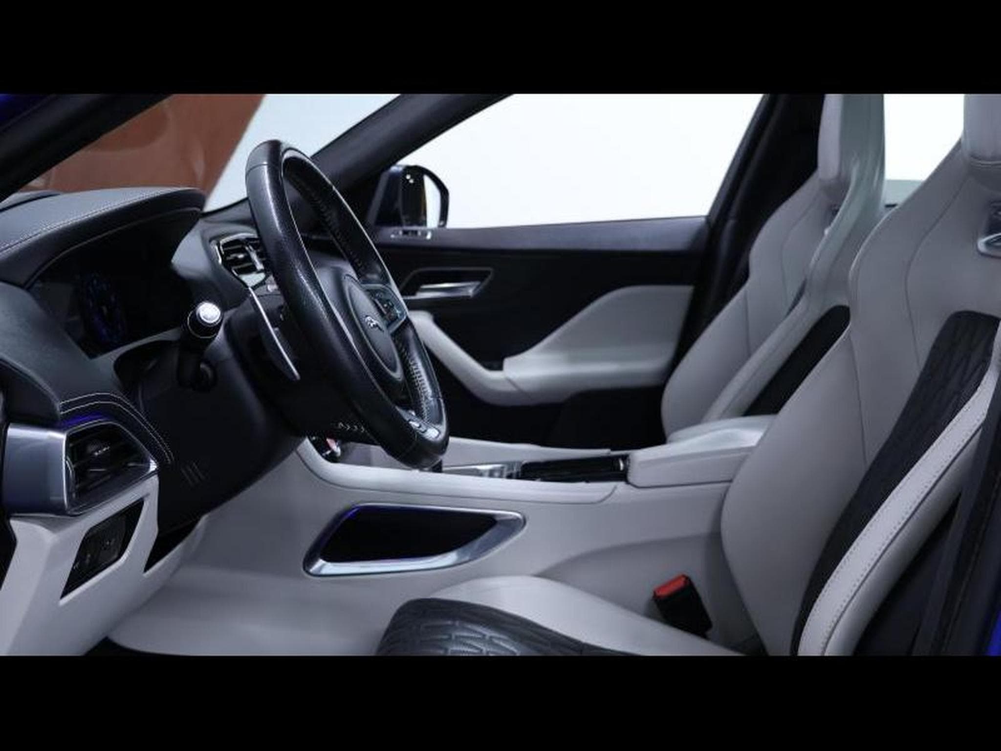 Jaguar F-Pace 5.0 V8 550ch SV paint (2020) - Photo 19