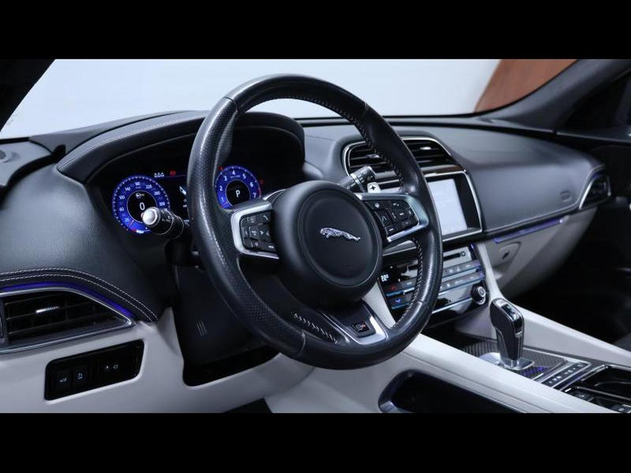 Jaguar F-Pace 5.0 V8 550ch SV paint (2020) - Photo 23