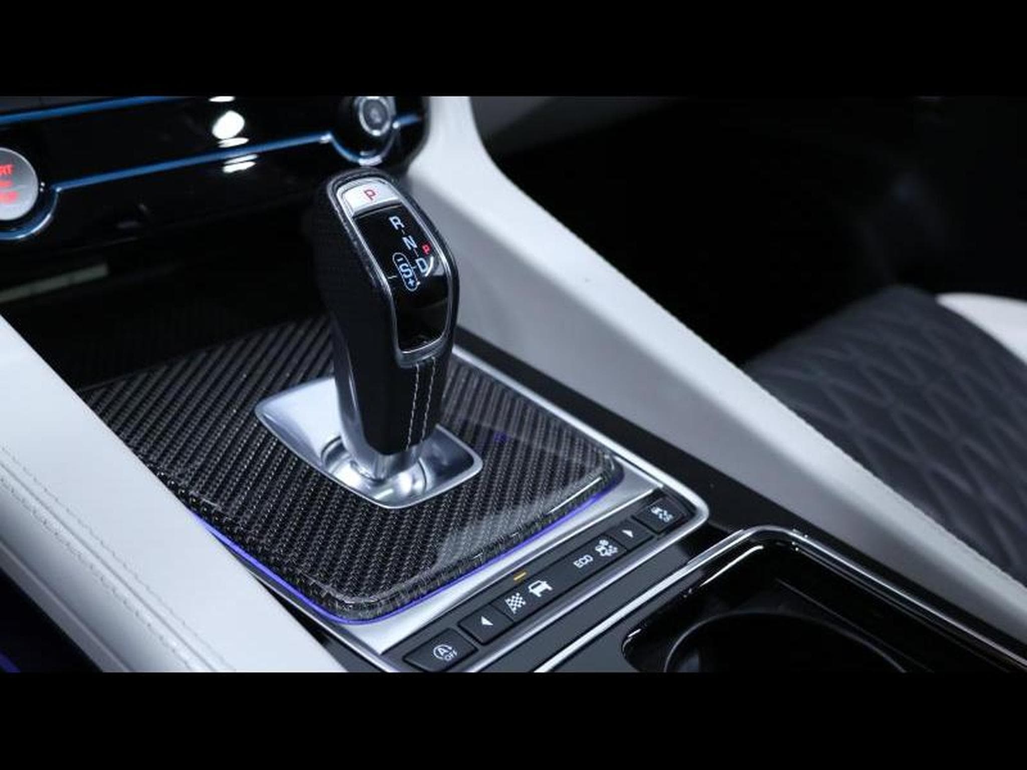 Jaguar F-Pace 5.0 V8 550ch SV paint (2020) - Photo 30