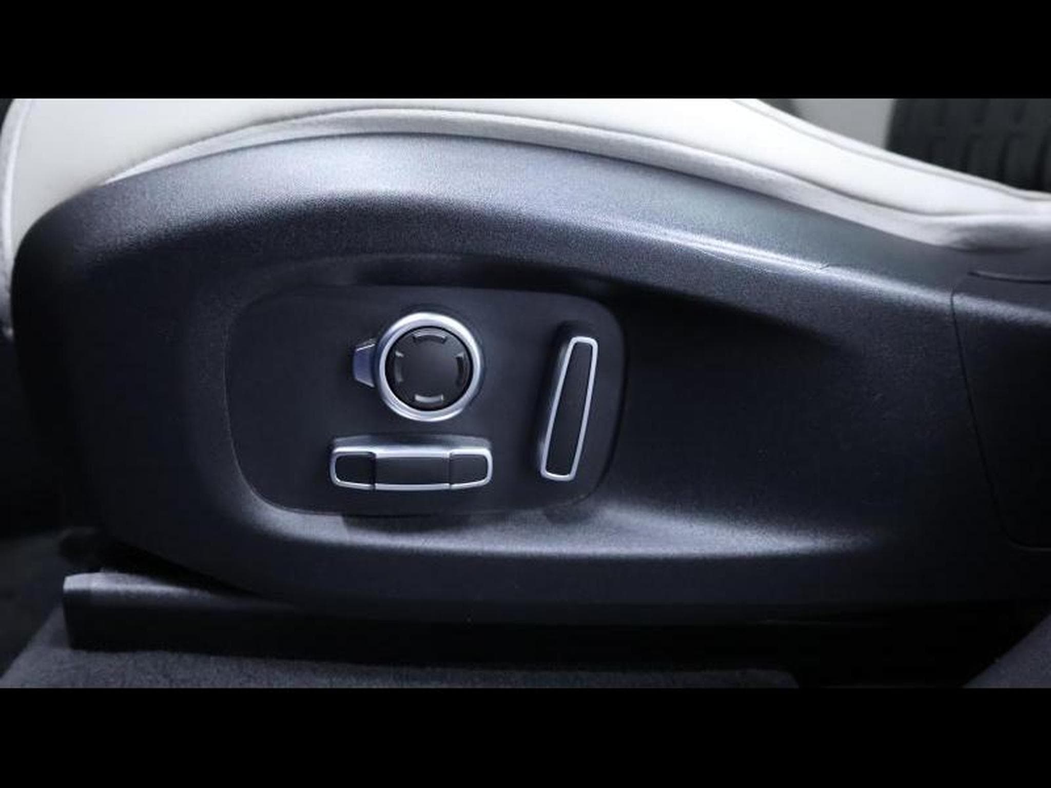 Jaguar F-Pace 5.0 V8 550ch SV paint (2020) - Photo 38