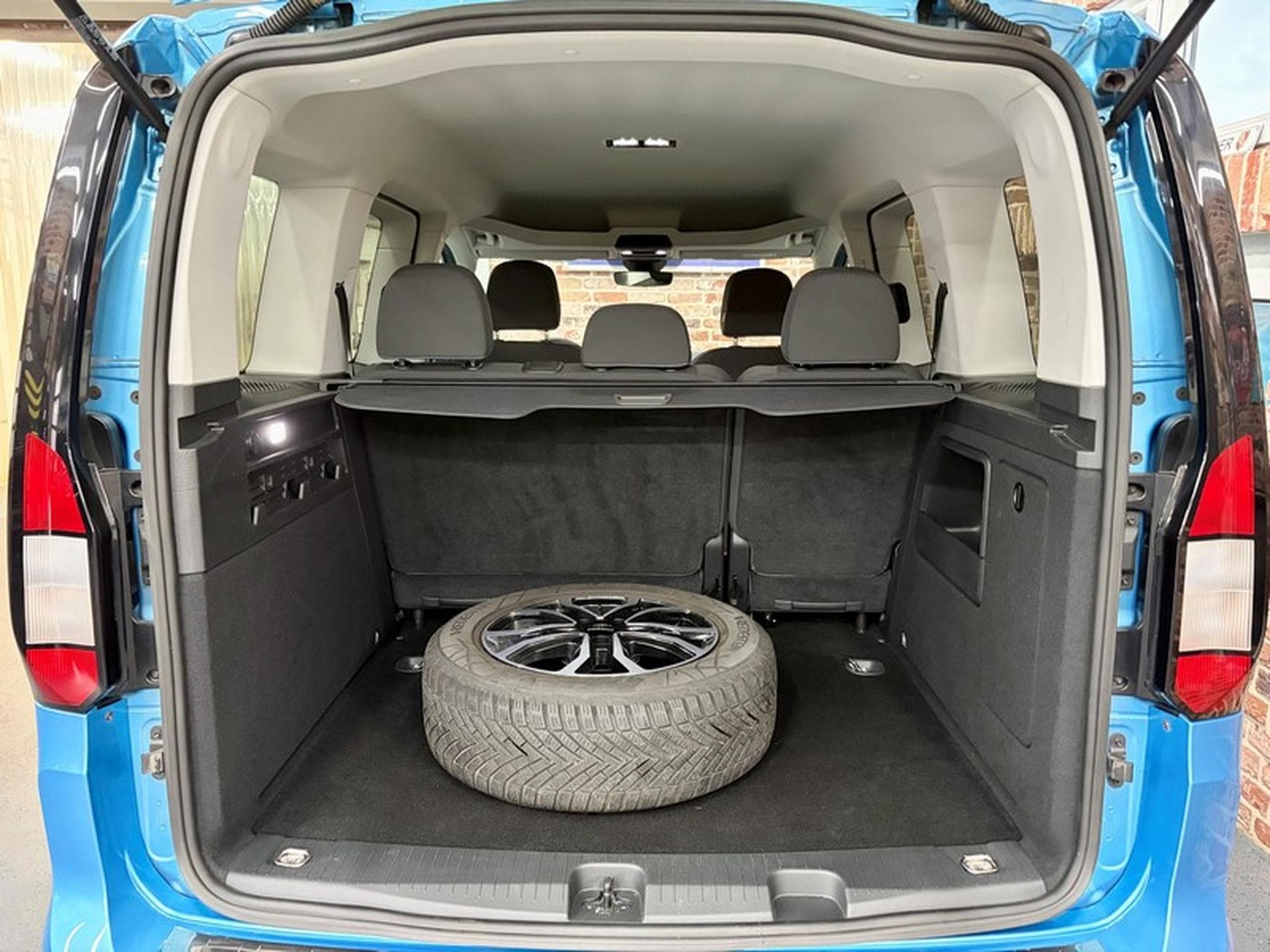 Ford Tourneo Tourneo Connect 2.0 TDCi 122cv Auto ACTIVE (2023) - Photo 7