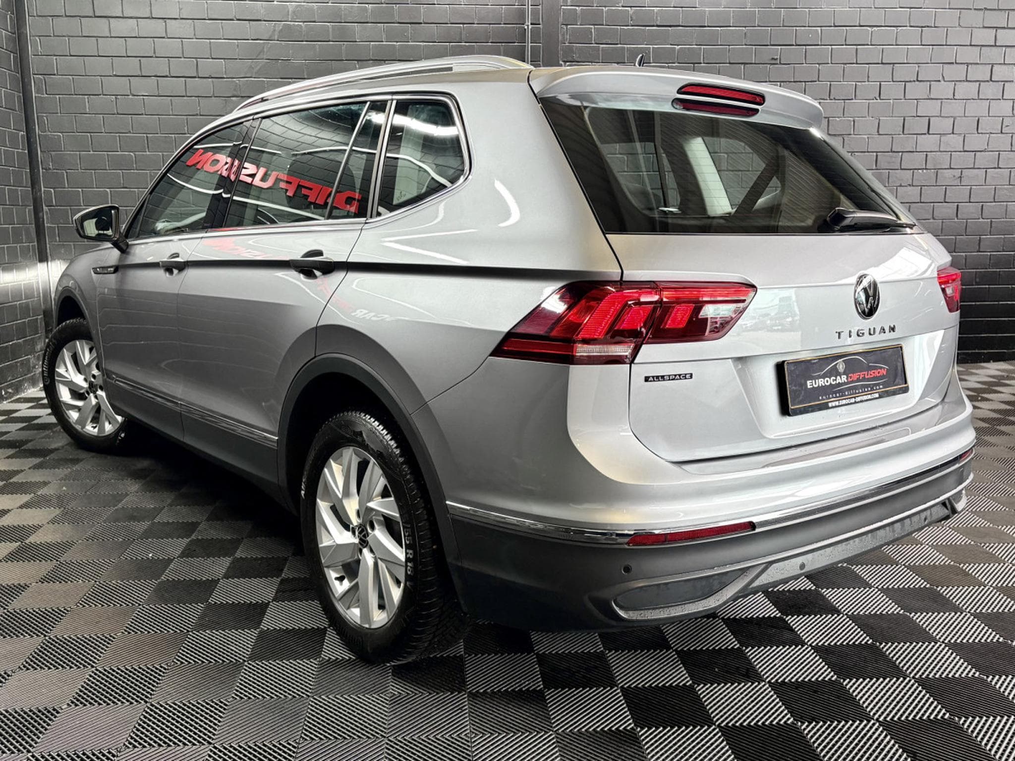 VW Tiguan Life 1.5 TSI 150 CV DSG7 *7 PLACES *ATTELAGE* *HAYON* (2025) - Photo 4