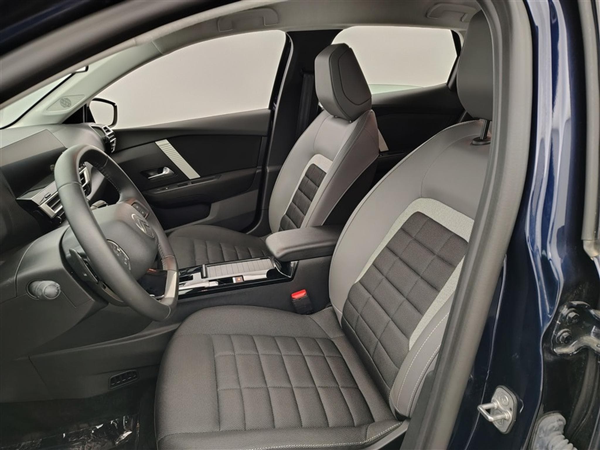 Citroen C4 1.2 Hybrid 145cv e-DCS6 Plus NAVI / FULL LED / CAMERA (2025) - Photo 7