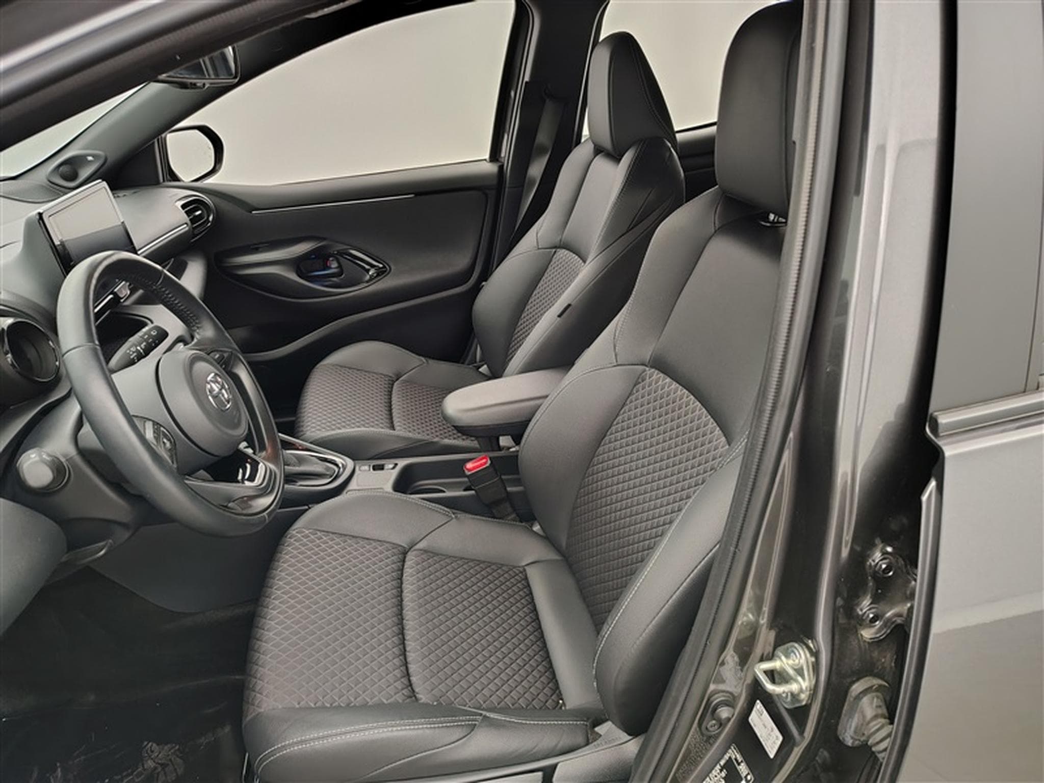 Toyota Yaris 5 portes 1.5 Hybrid e-CVT style (2023) - Photo 7