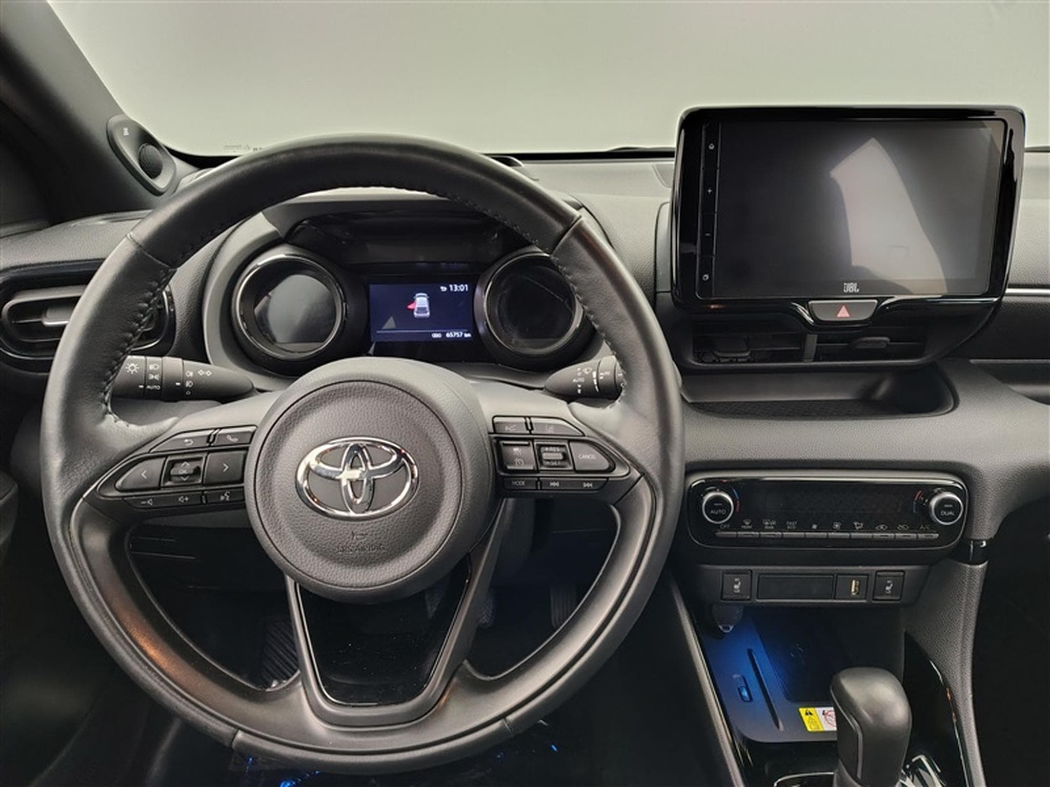 Toyota Yaris 5 portes 1.5 Hybrid e-CVT style (2023) - Photo 9