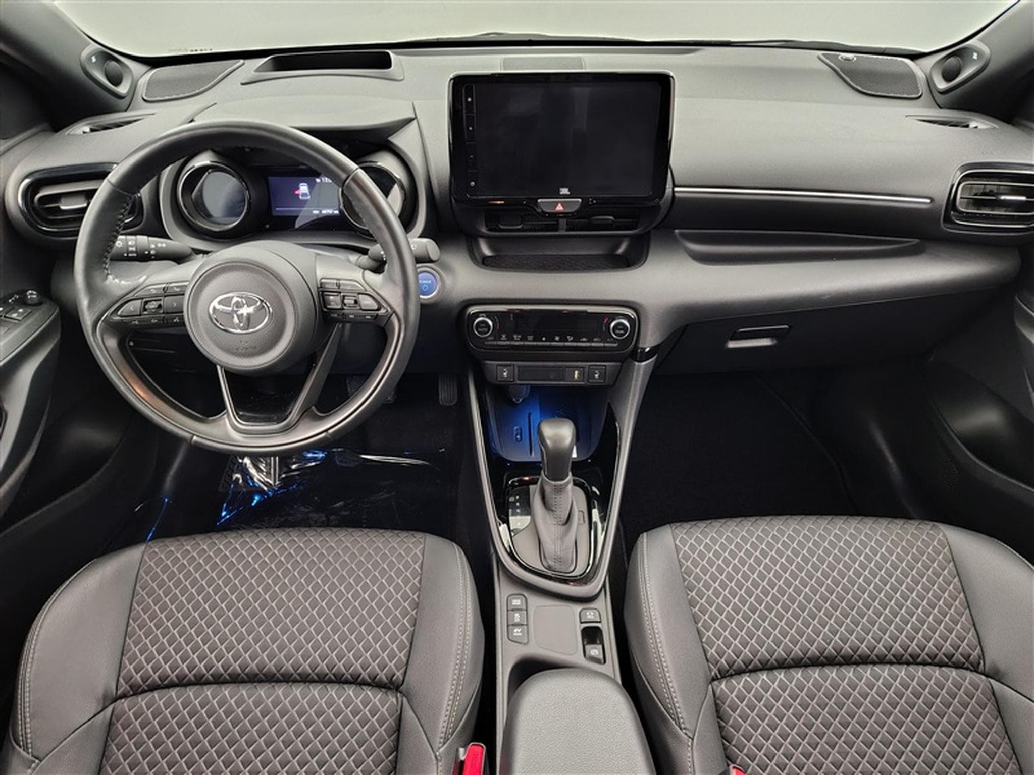 Toyota Yaris 5 portes 1.5 Hybrid e-CVT style (2023) - Photo 8
