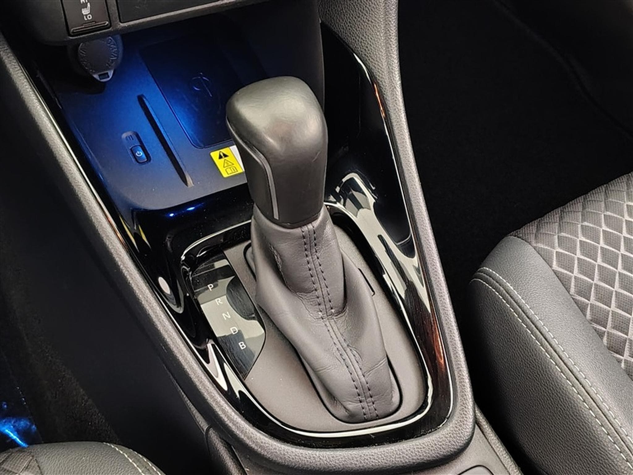 Toyota Yaris 5 portes 1.5 Hybrid e-CVT style (2023) - Photo 12