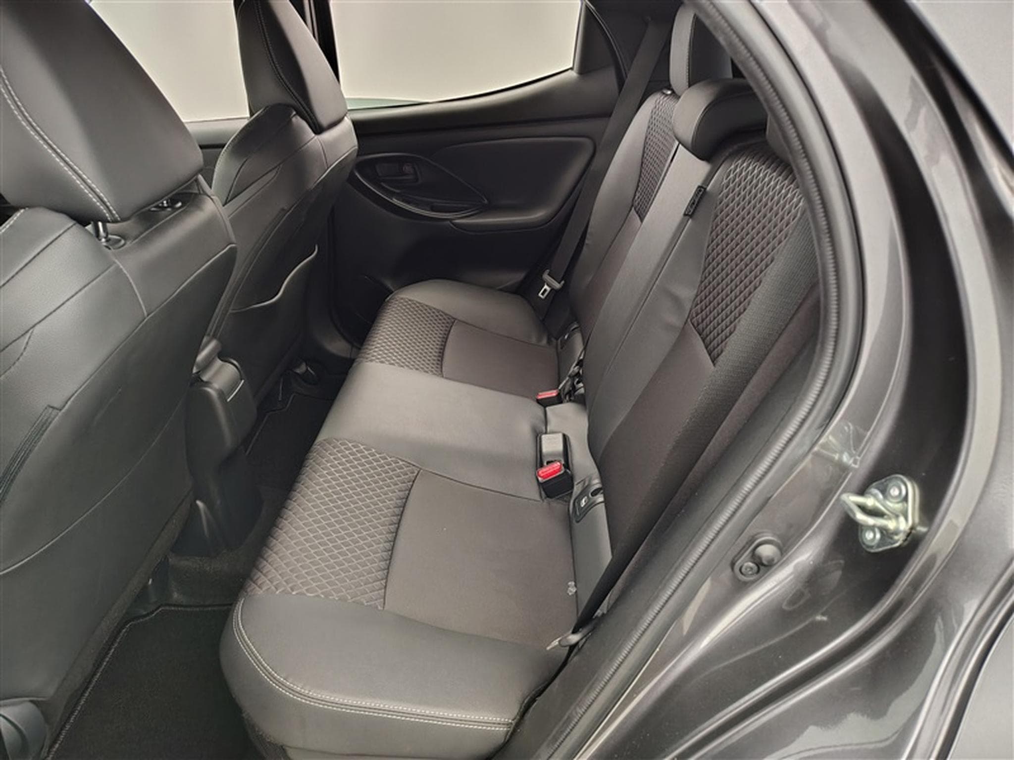Toyota Yaris 5 portes 1.5 Hybrid e-CVT style (2023) - Photo 13