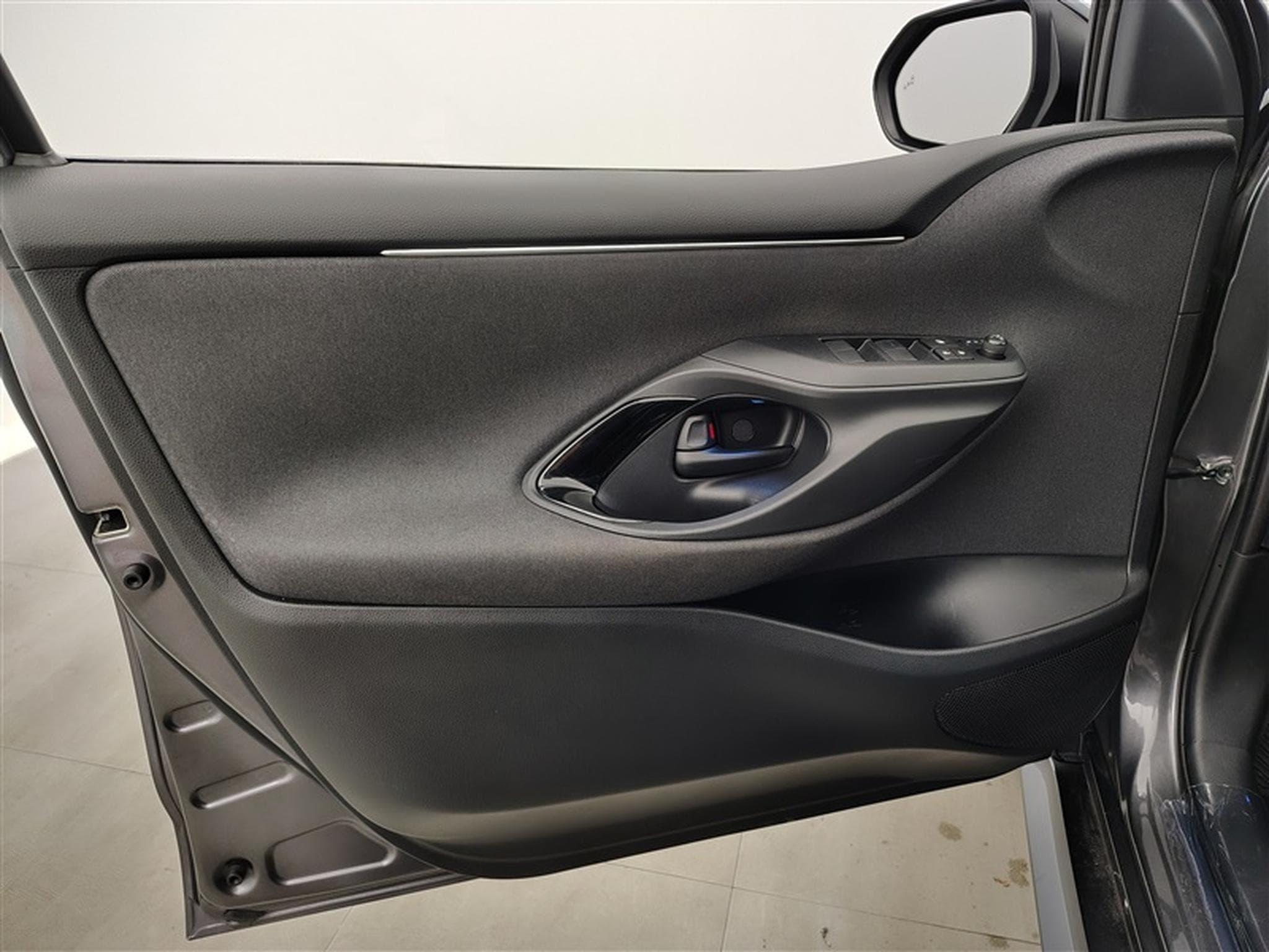 Toyota Yaris 5 portes 1.5 Hybrid e-CVT style (2023) - Photo 16
