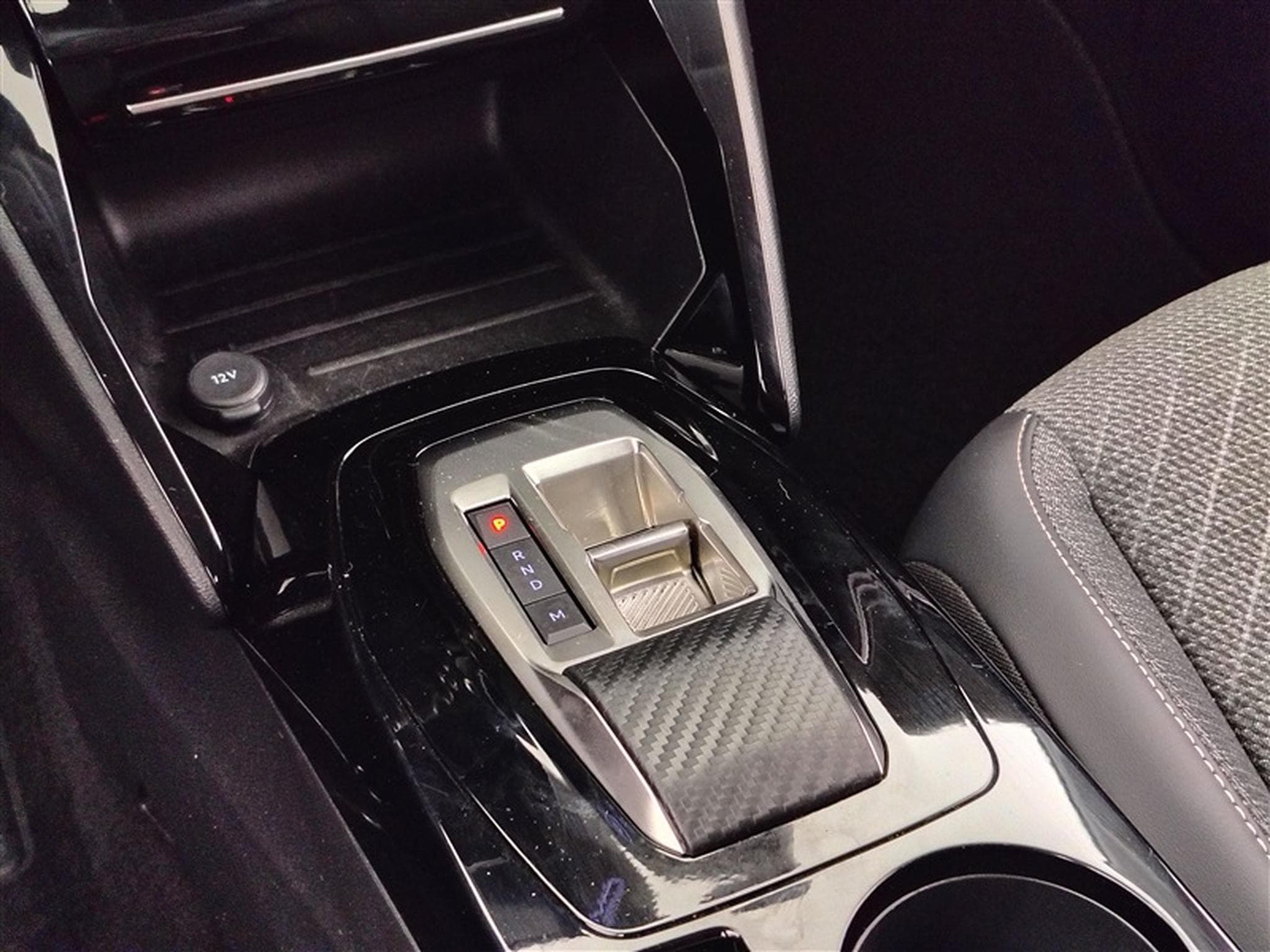 Peugeot 208 1.2 Hybrid 100cv e-DSC6 Allure CARPLAY / FULL LED / S-CUIR (2025) - Photo 12