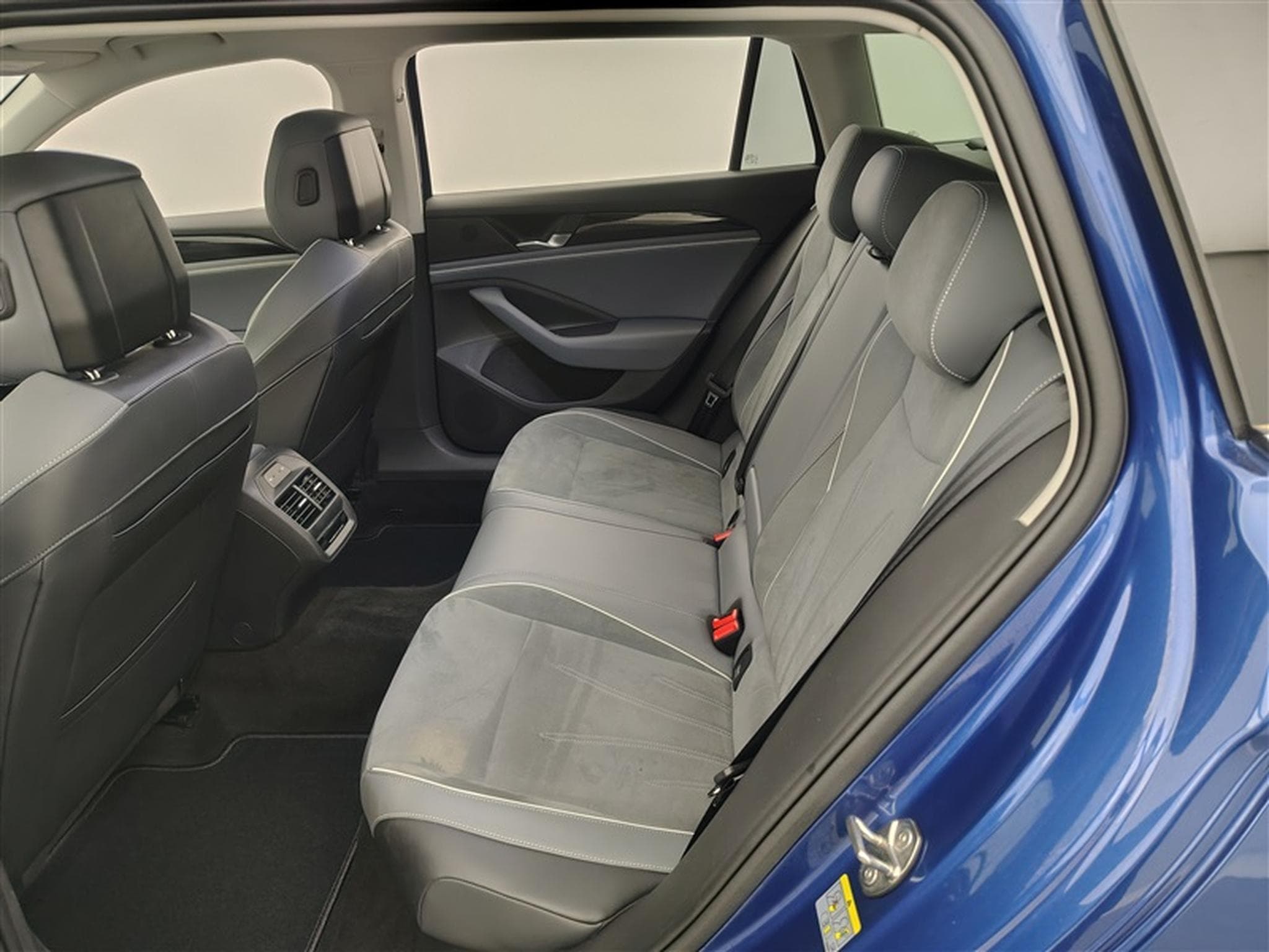 VW Passat 2.0 TDi 150cv DSG Elegance NAVI / FULL LED / CUIR-ALCANTARA (2024) - Photo 13