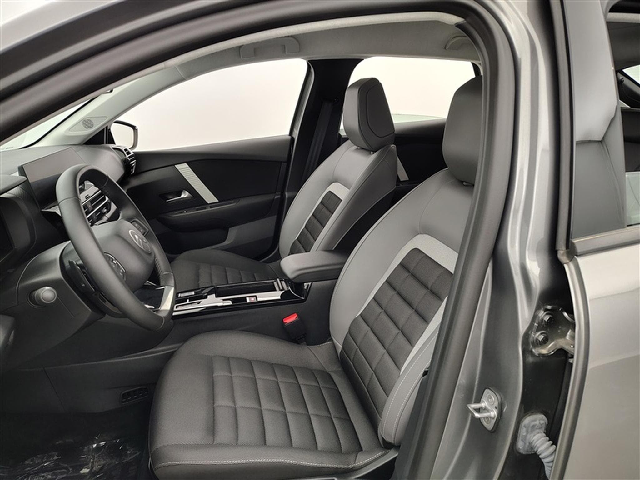 Citroen C4 1.2 Hybrid 145cv e-DCS6 Plus NAVI / FULL LED / CAMERA (2025) - Foto 7