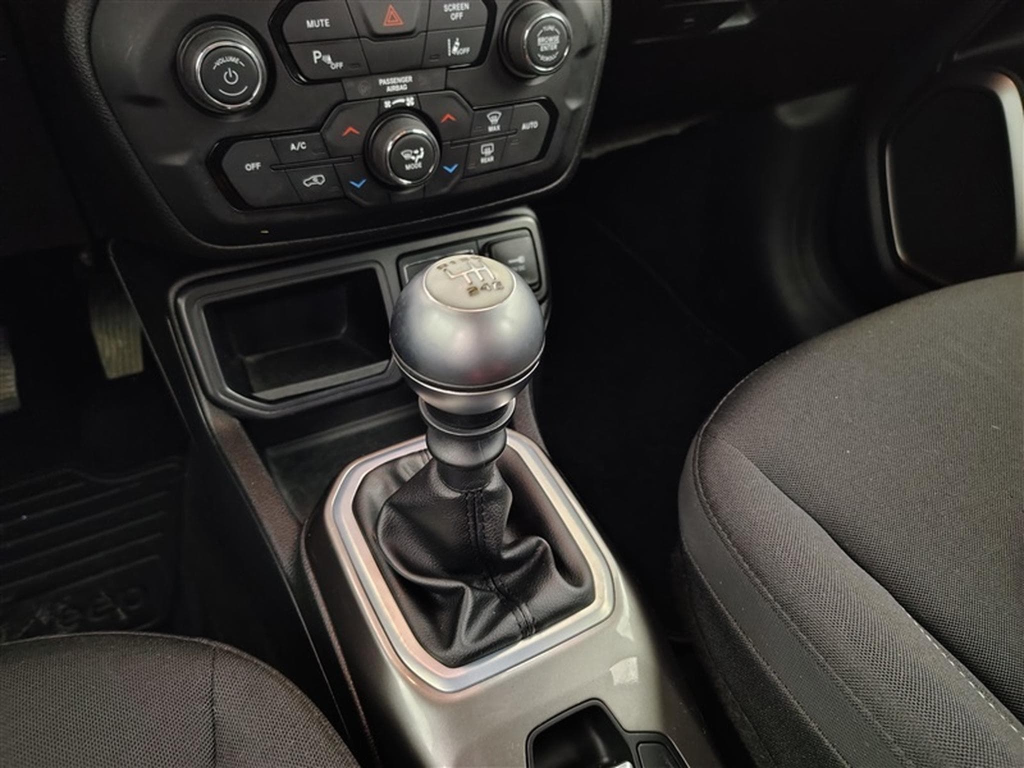 Jeep Renegade 1.0 T3 Limited (2018) - Foto 12