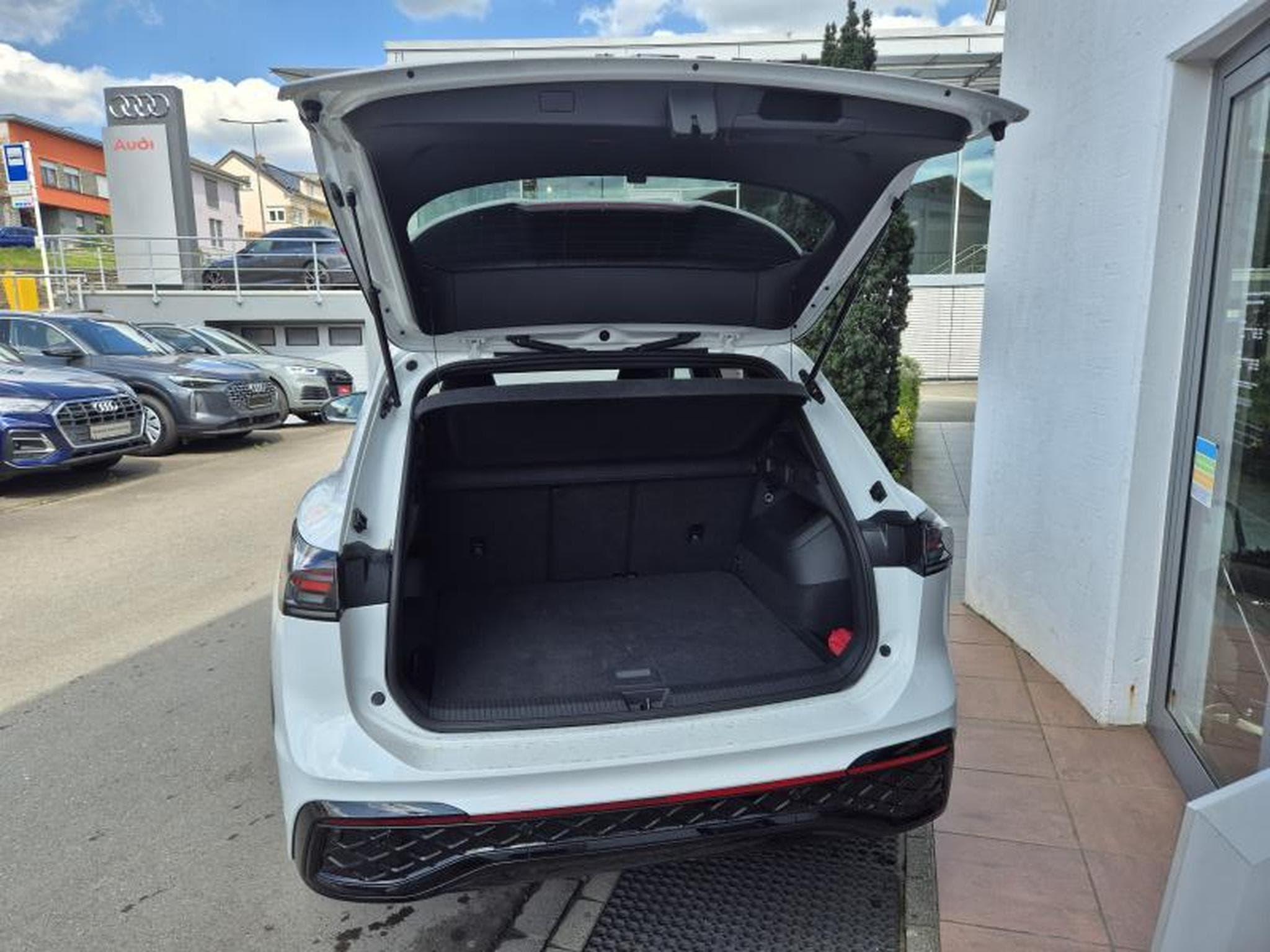 VW Tiguan R-line 2.0 TDI DSG (2025) - Photo 5