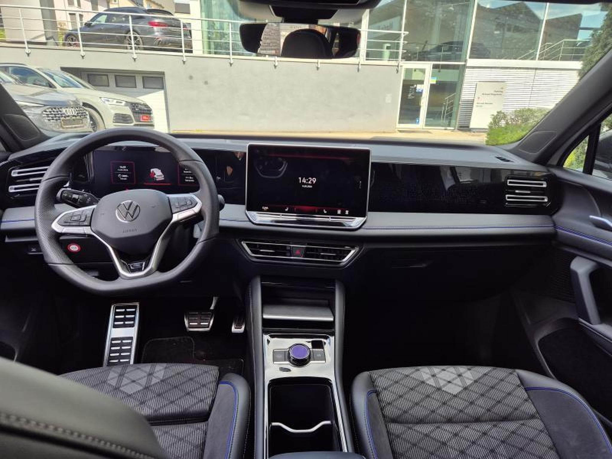 VW Tiguan R-line 2.0 TDI DSG (2025) - Photo 6