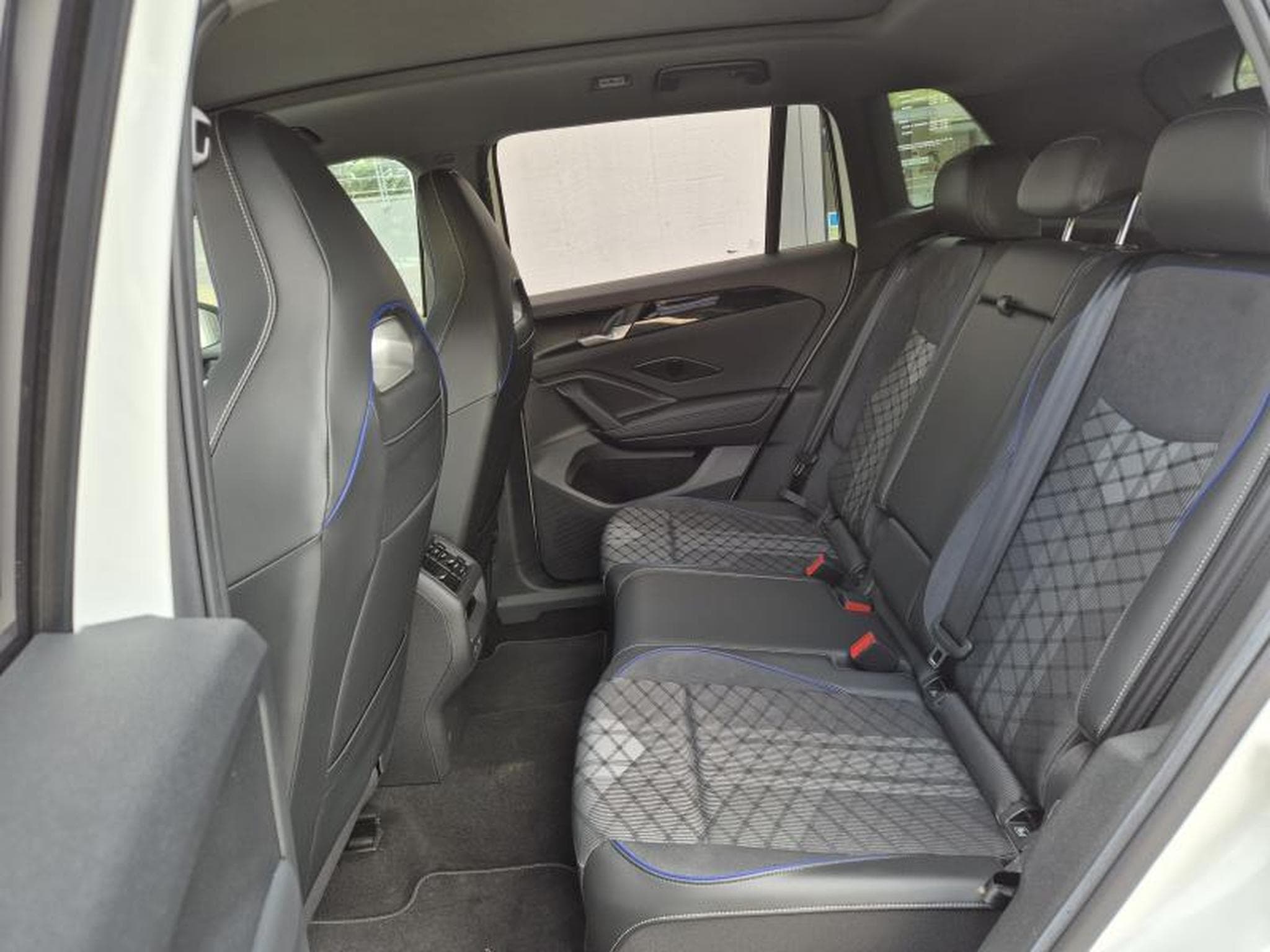 VW Tiguan R-line 2.0 TDI DSG (2025) - Photo 7