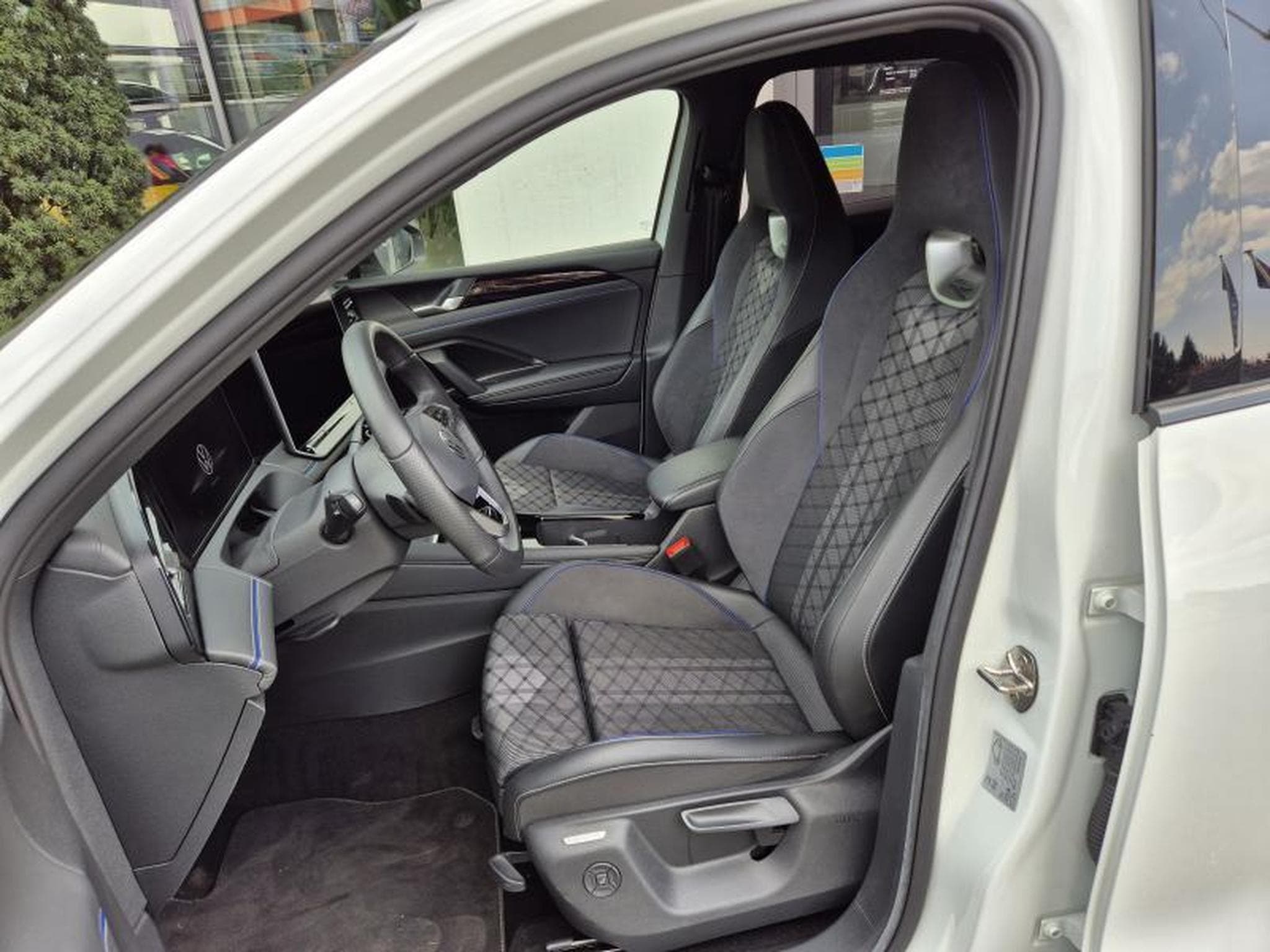 VW Tiguan R-line 2.0 TDI 4Motion DSG (2025) - Photo 7