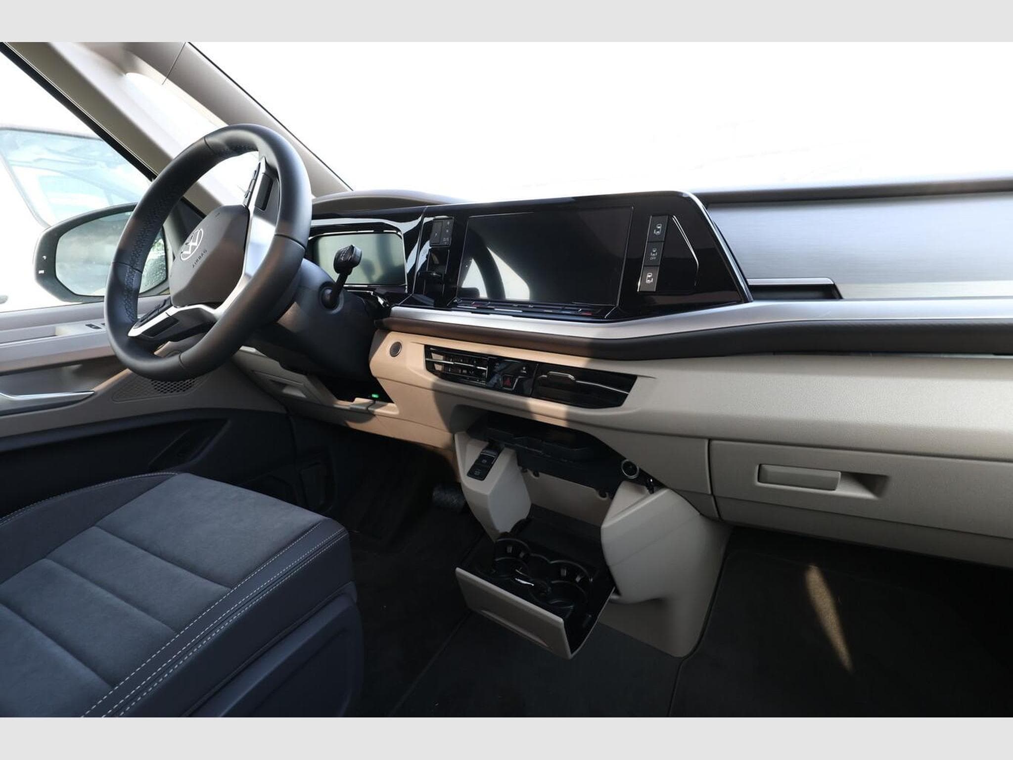 VW T7 LIFE (2026) - Photo 9