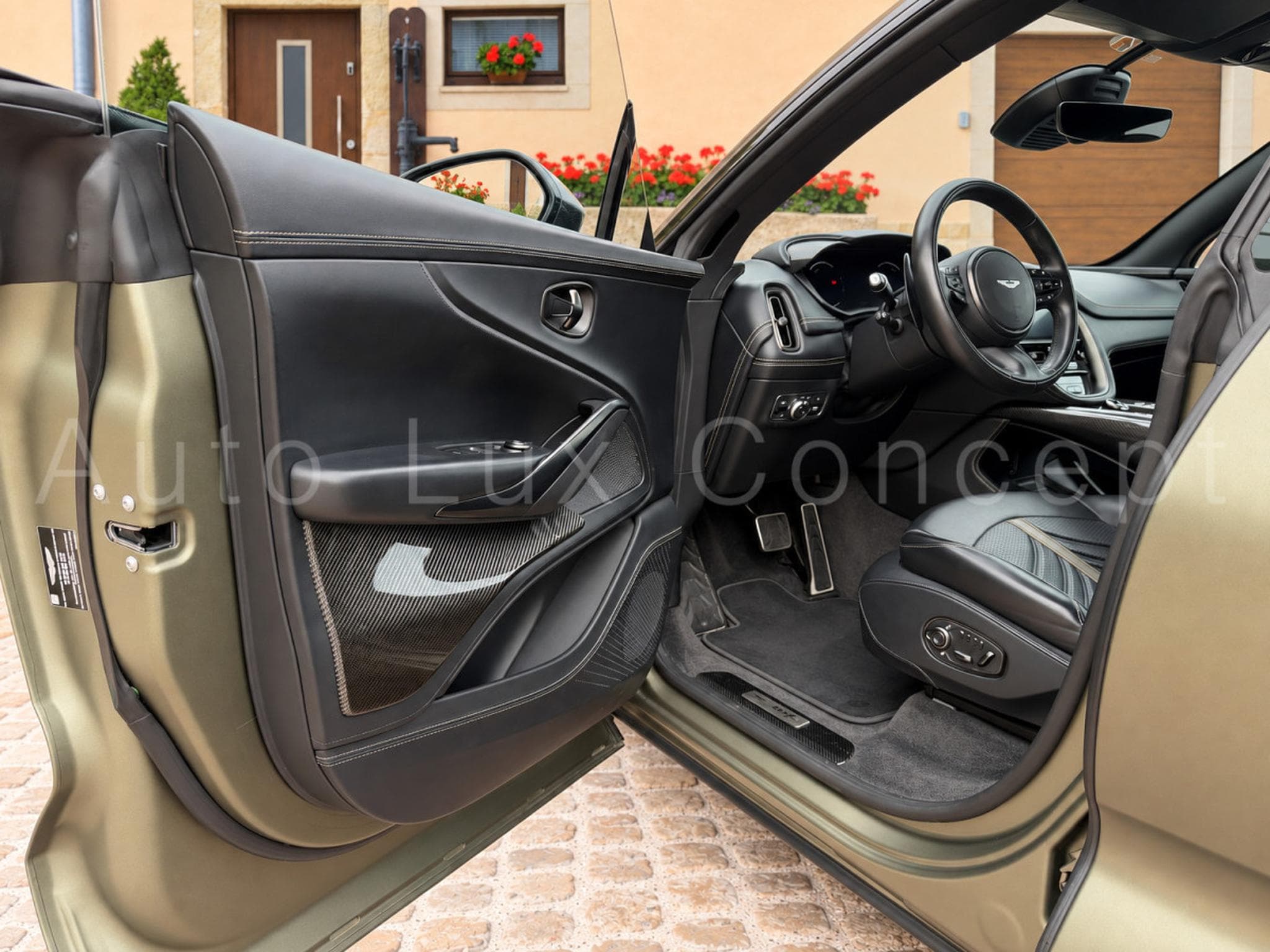 Aston-Martin DBX 707 (2022) - Photo 7