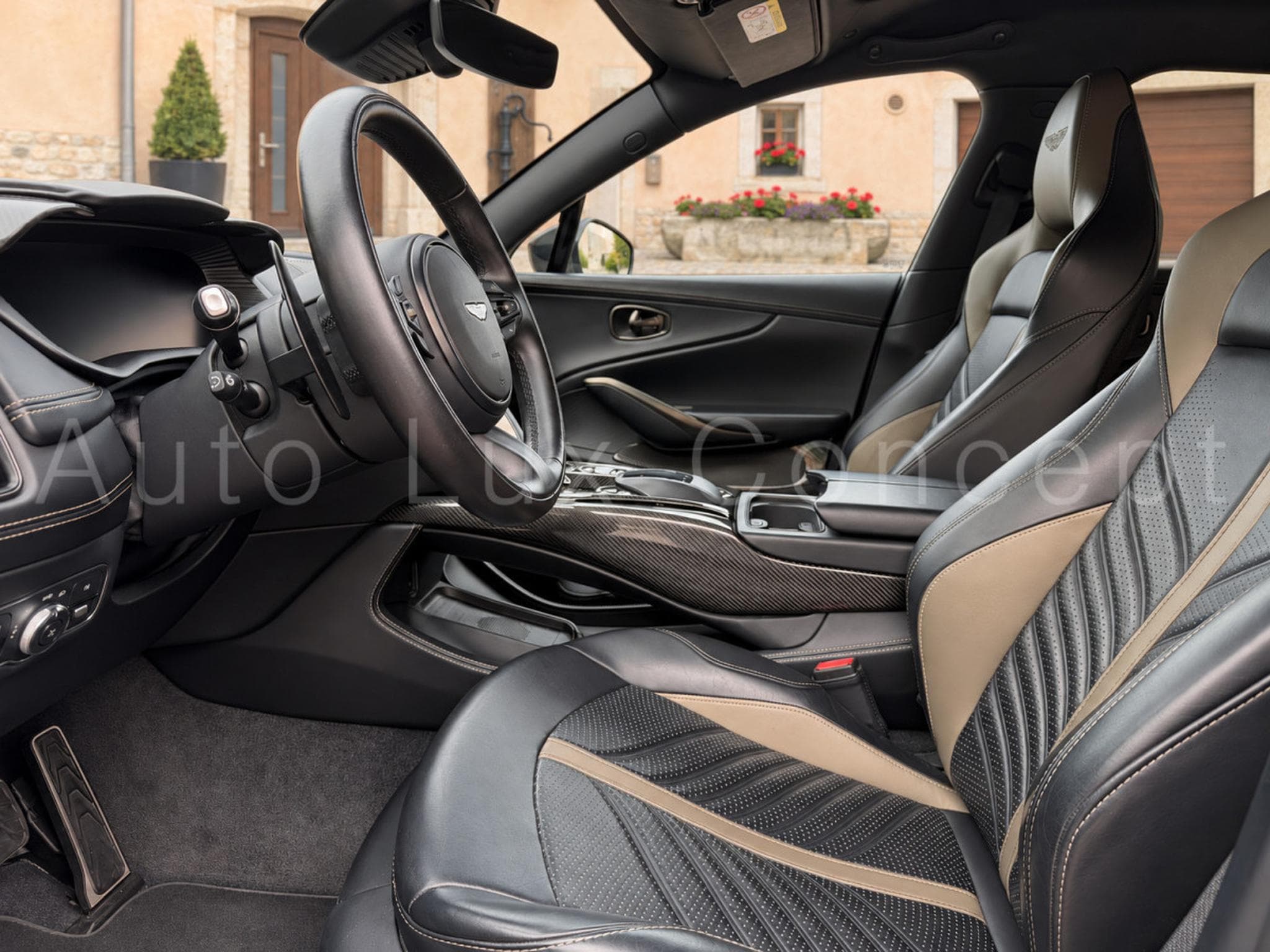 Aston-Martin DBX 707 (2022) - Photo 11