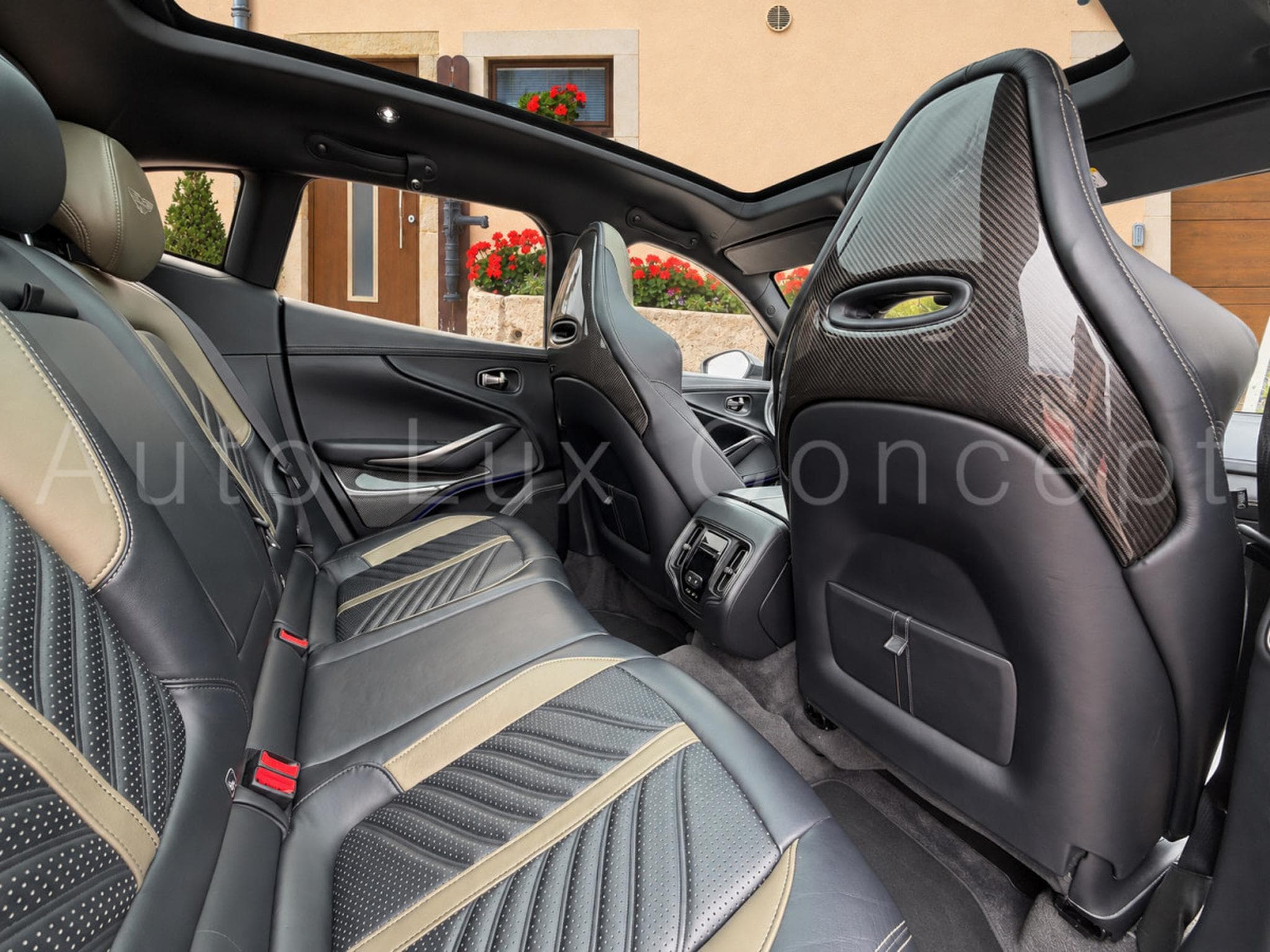 Aston-Martin DBX 707 (2022) - Photo 17
